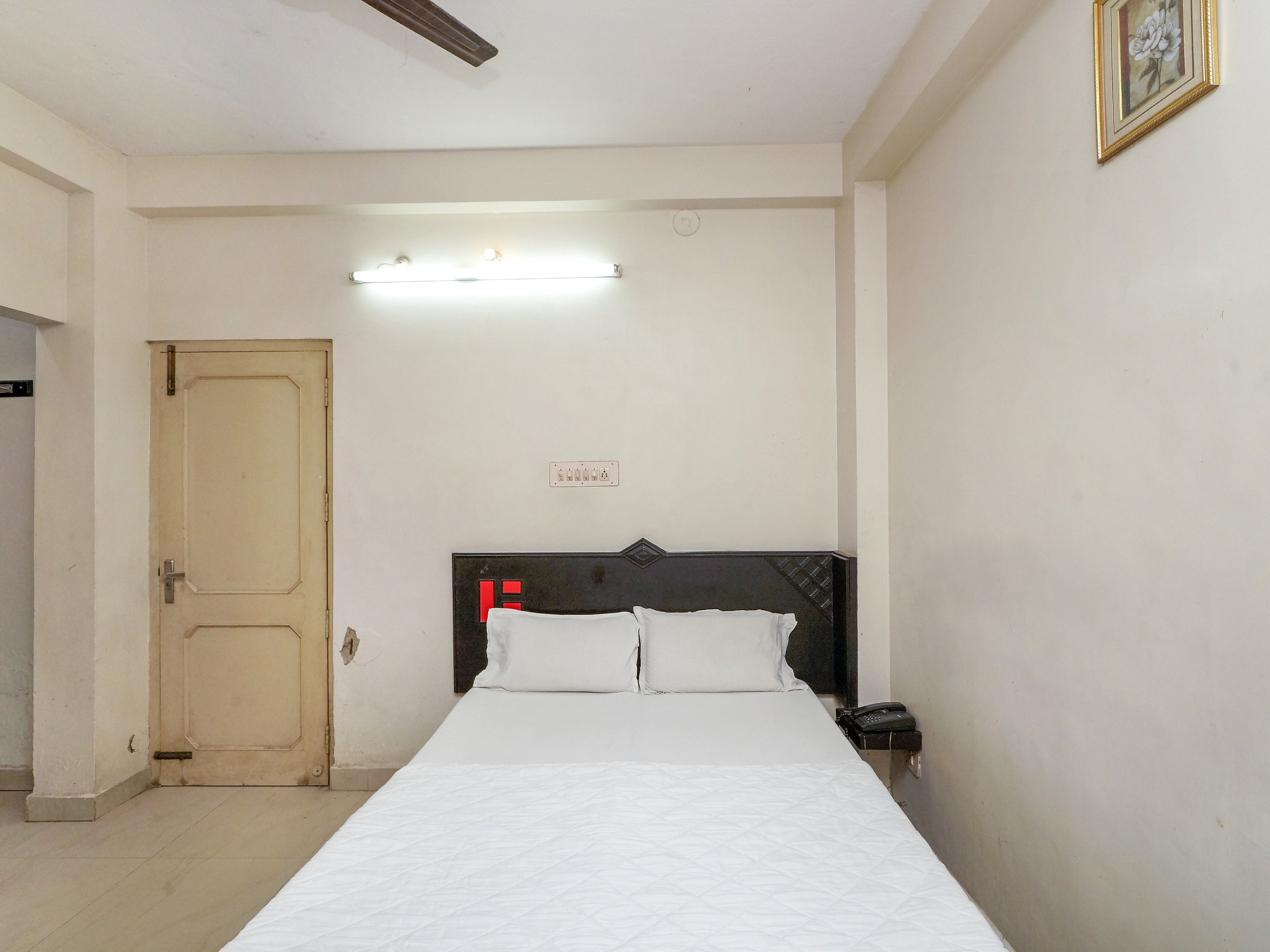SILVER PARK GUEST HOUSE  - Tap to explore photos