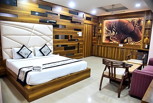 Radiance hotel - 1 km from Jiwaji university