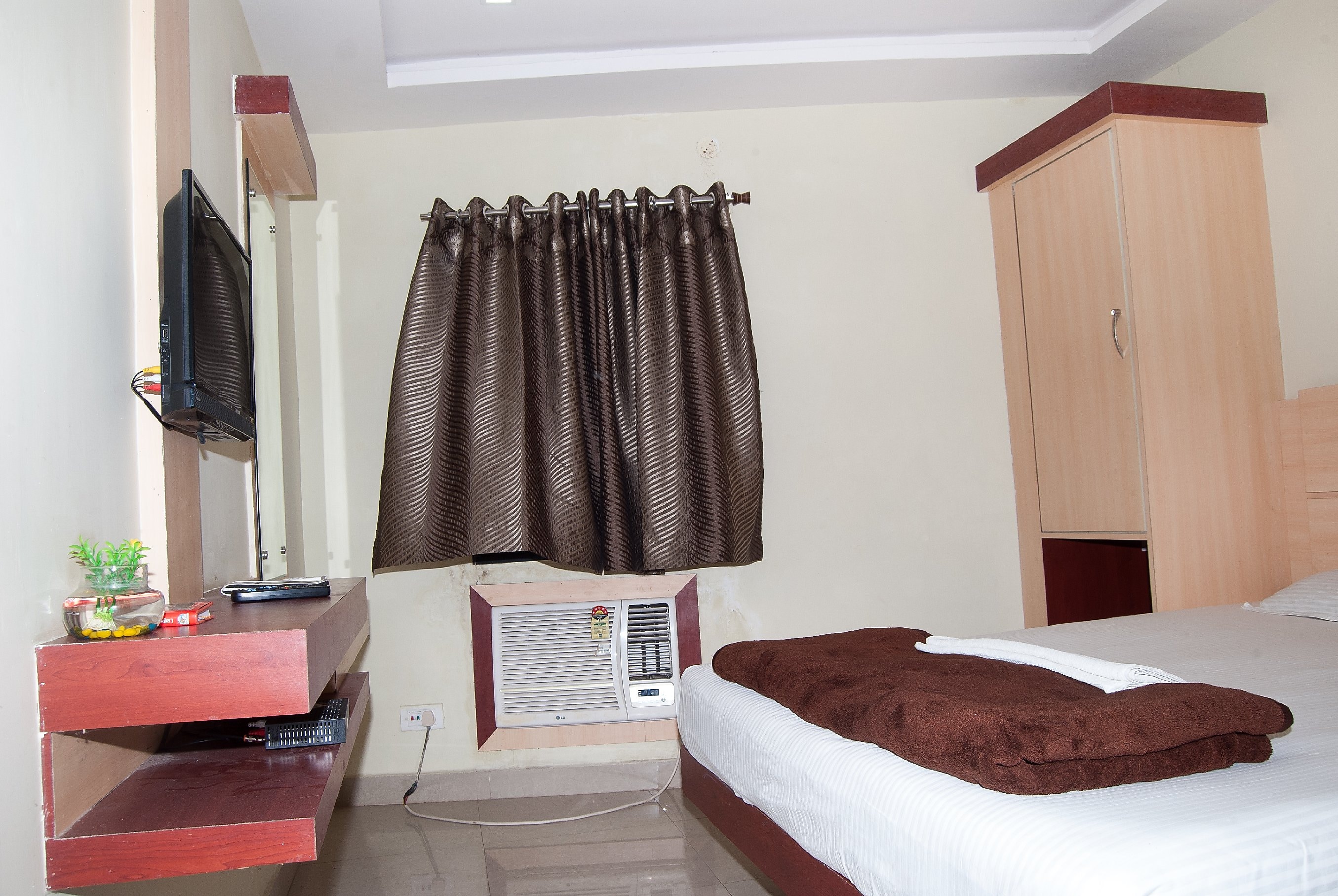 Hotel Vinayak - Tap to explore photos
