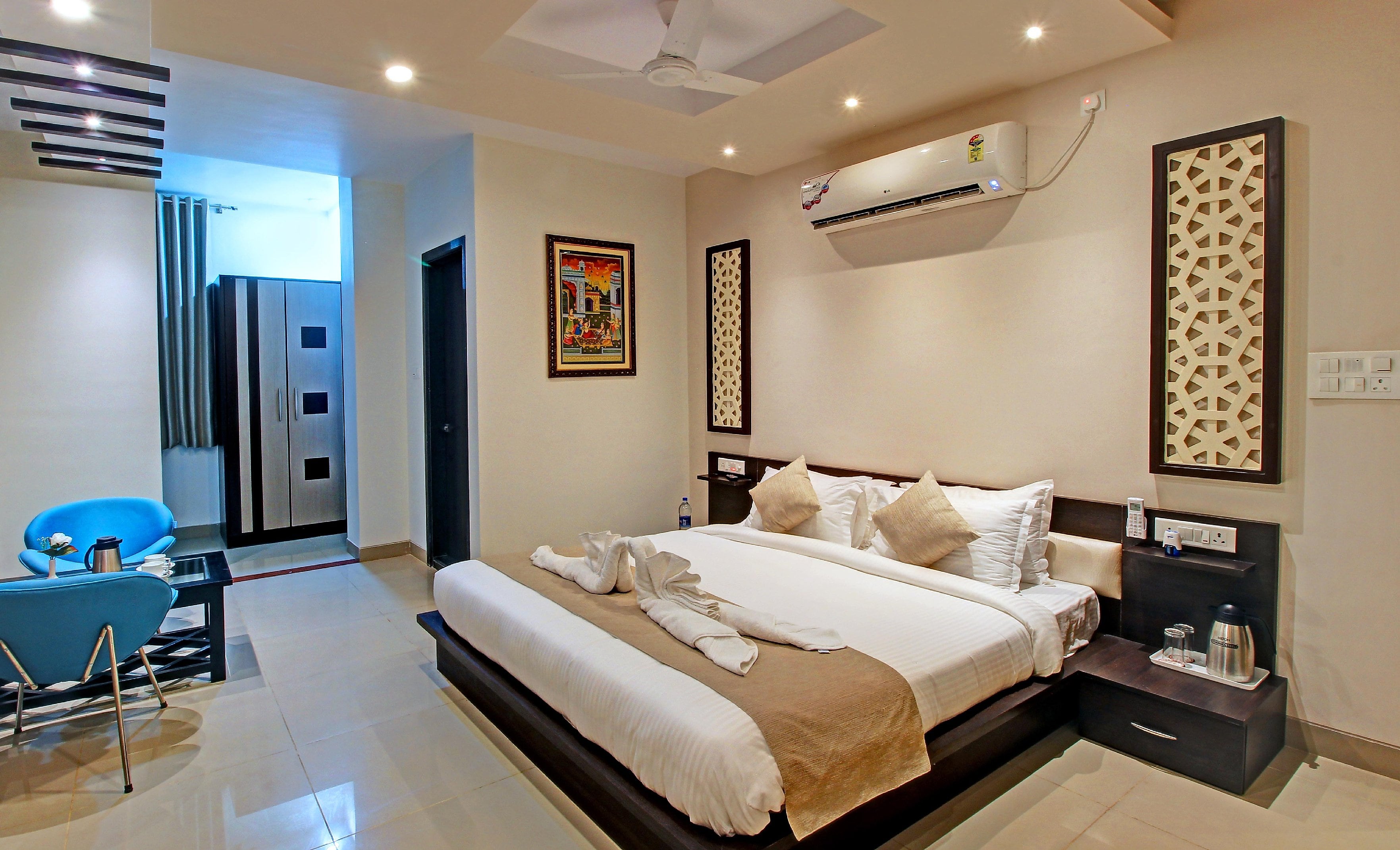 Hotel Nawalgarh Plaza - Tap to explore photos