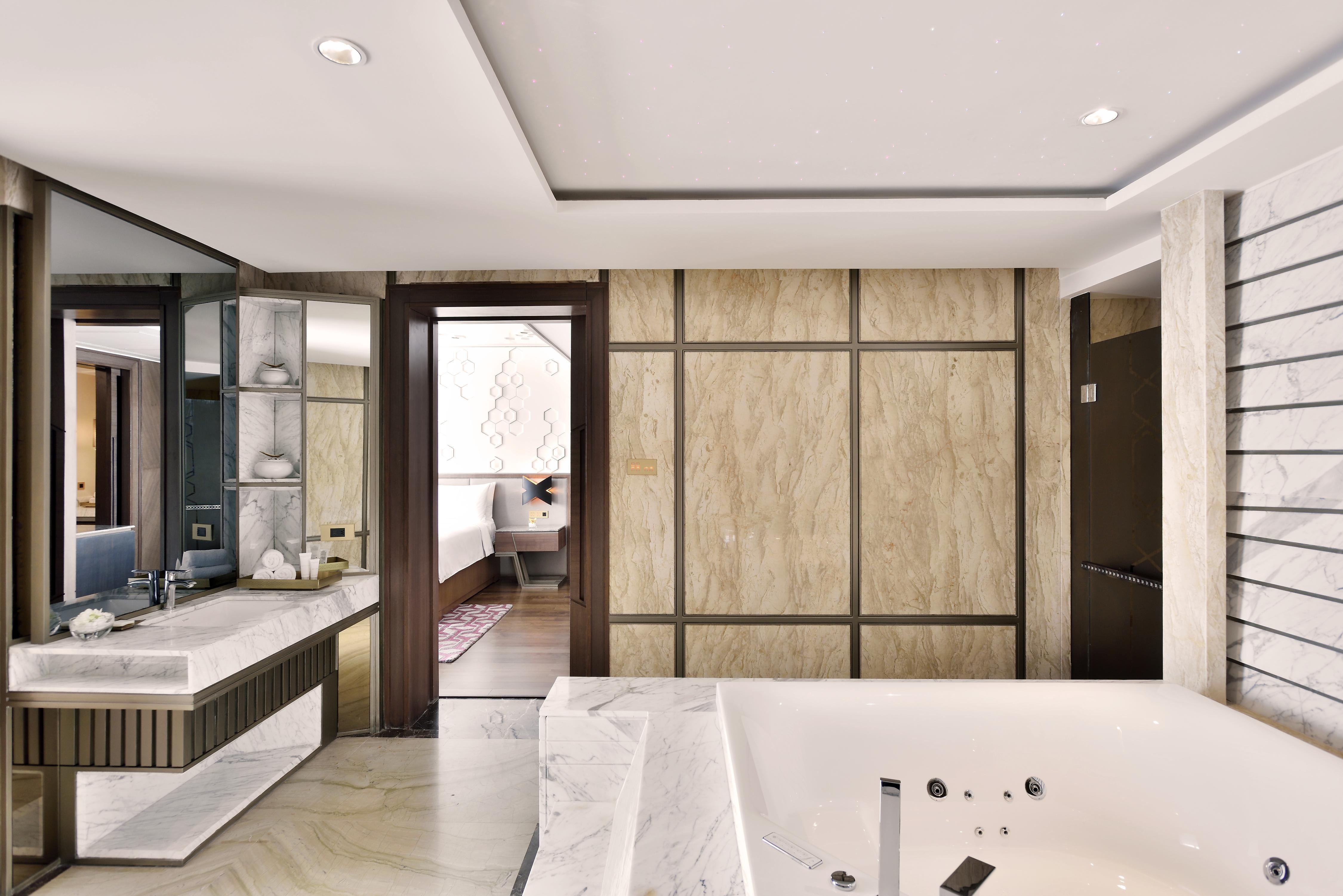 Presidential Suite, 1 Bedroom Presidential Suite, 1 King, Bathrooms: 2 1