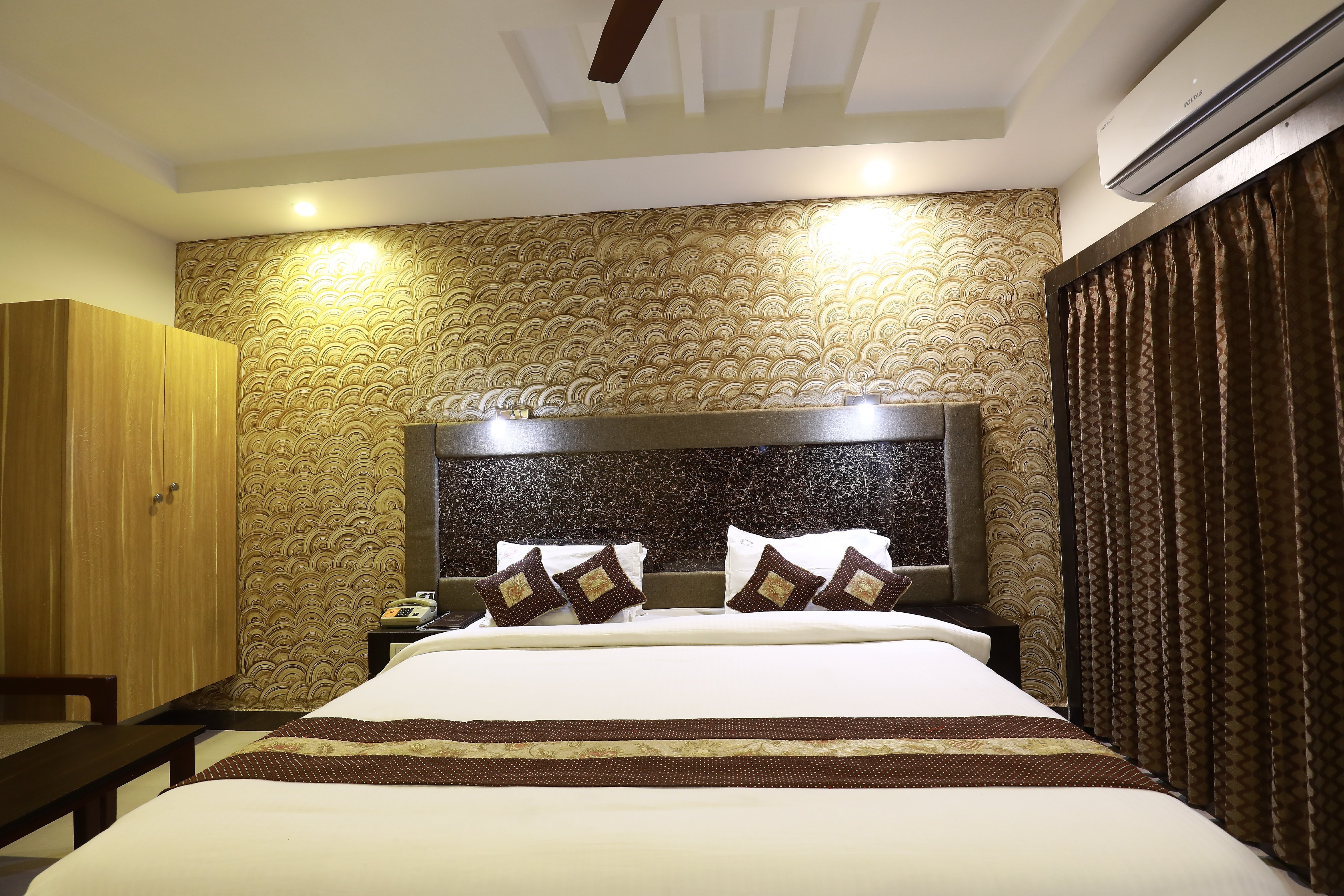 HOTEL MAYAS - Tap to explore photos