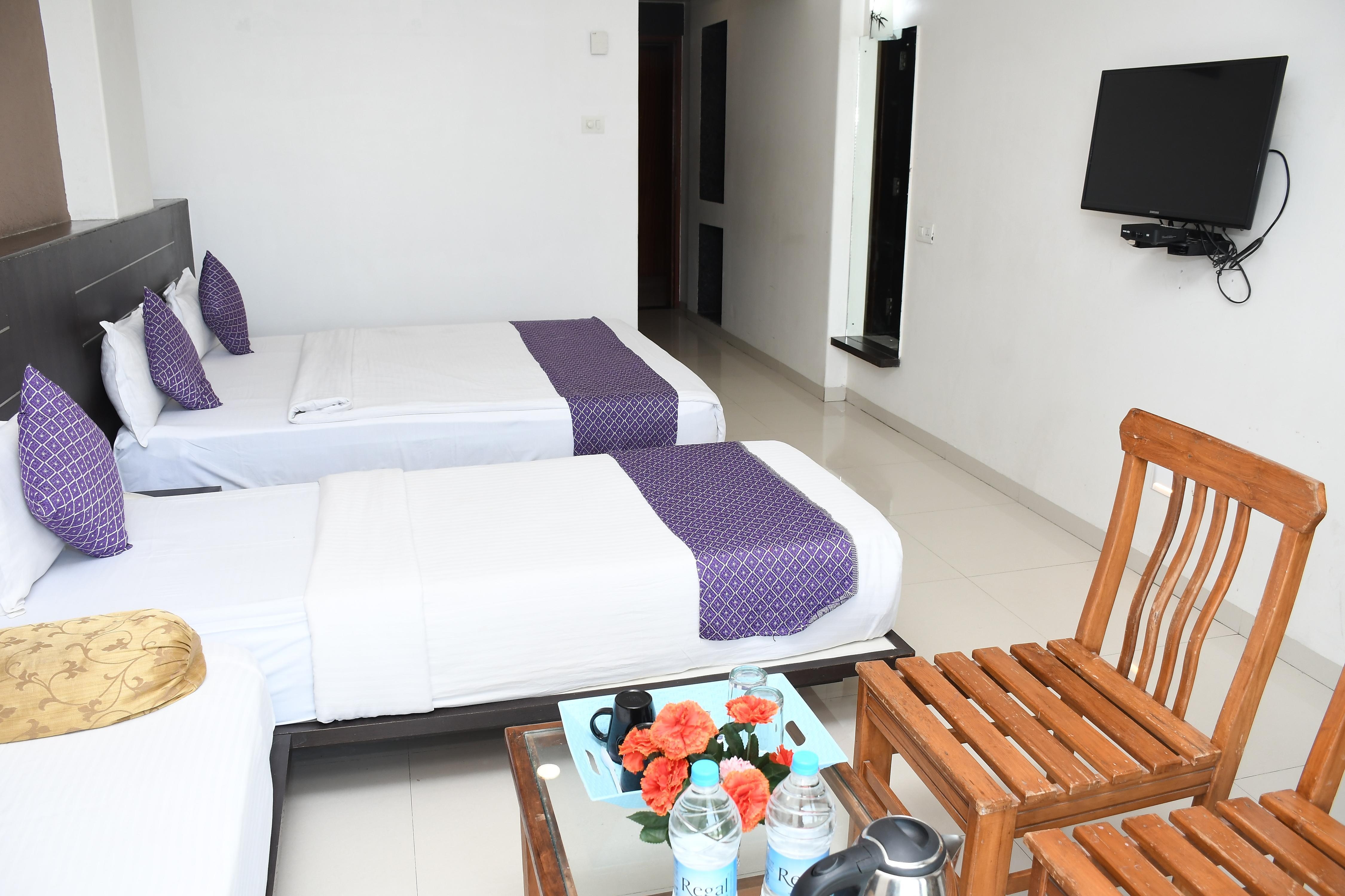 FAMILY SUITE (Room for 12 Persons) 1