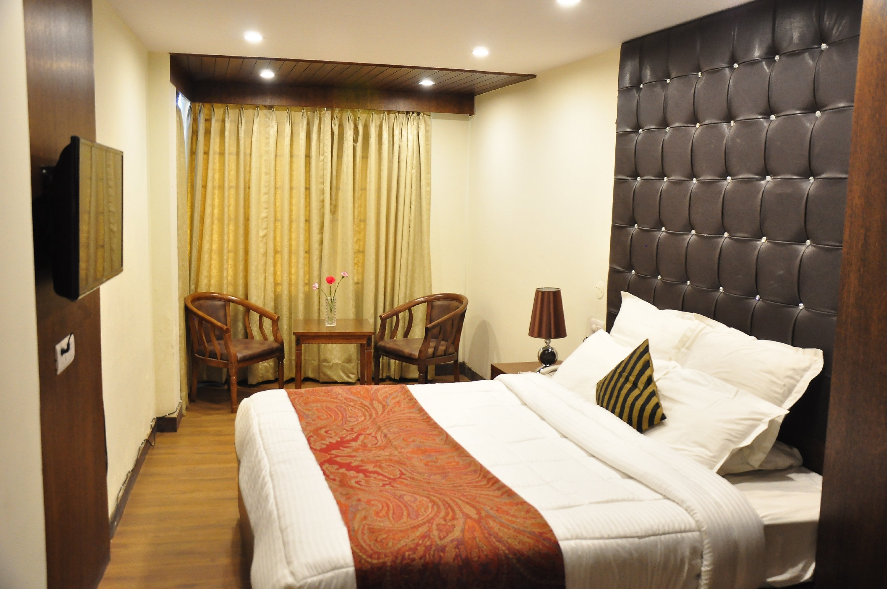 Hotel Shiwalik Regency - The Mall Road - Tap to explore photos