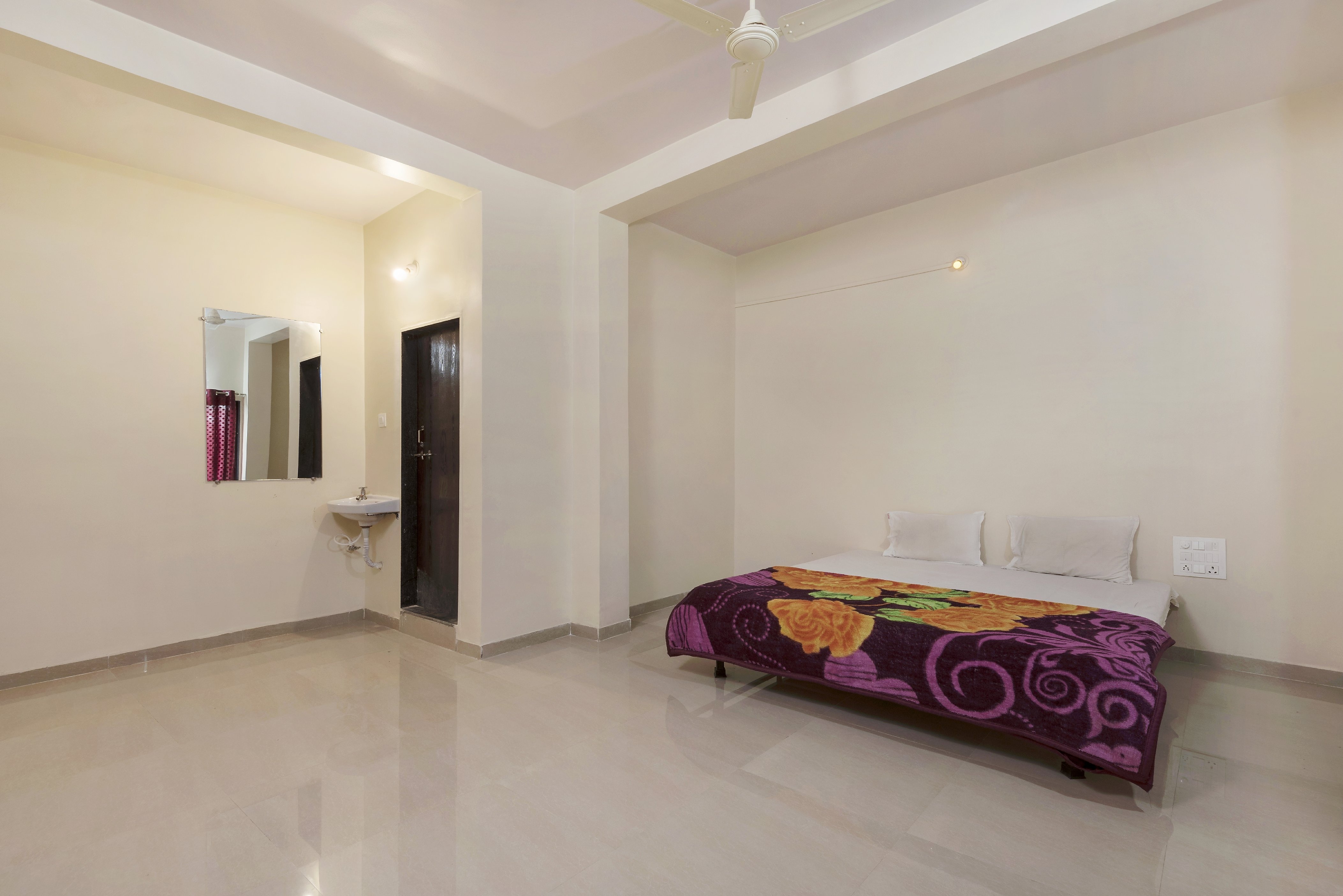 Deluxe Double Bed (NON A/C) 1