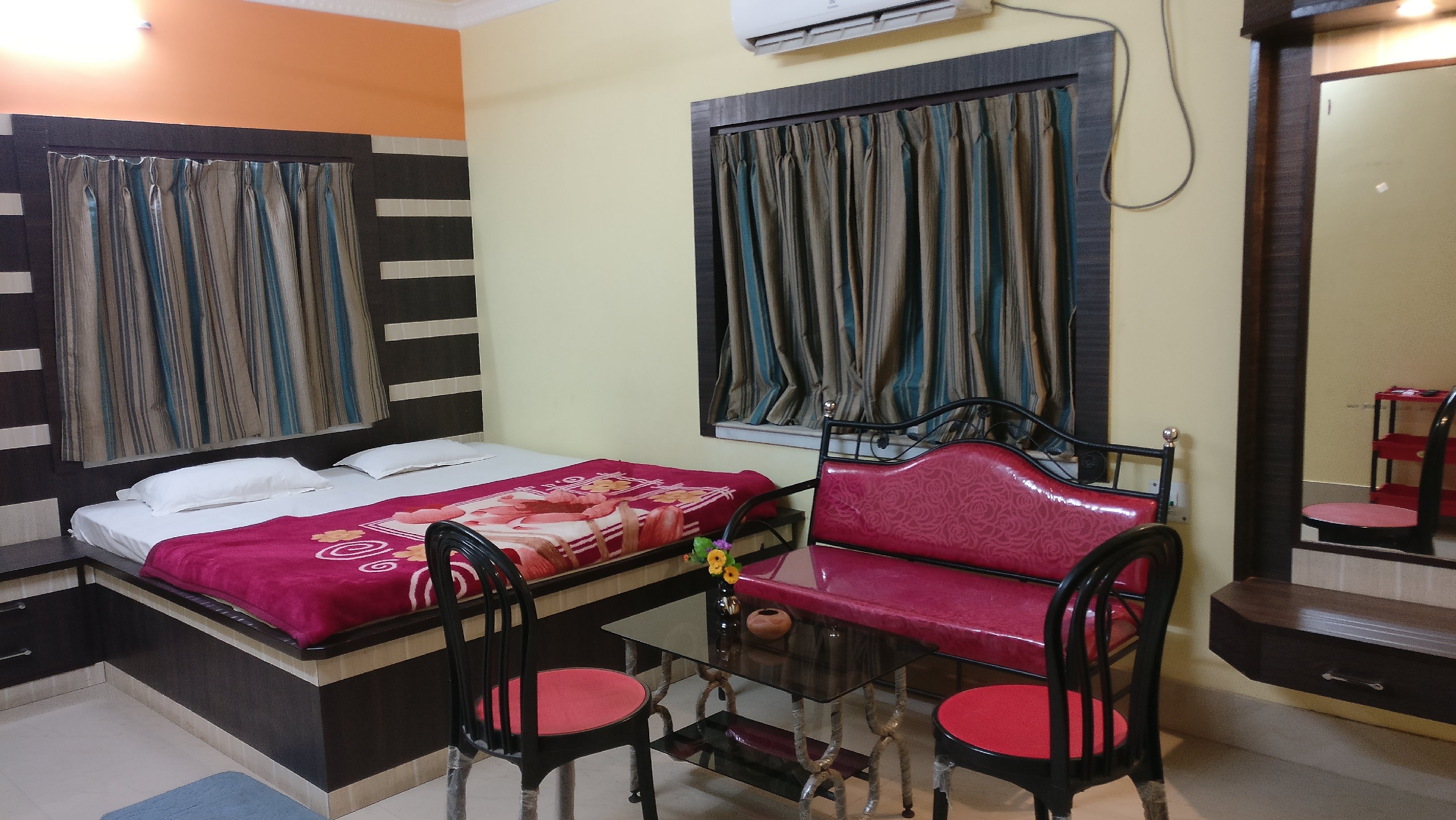 Vasundhara Inn - Tap to explore photos