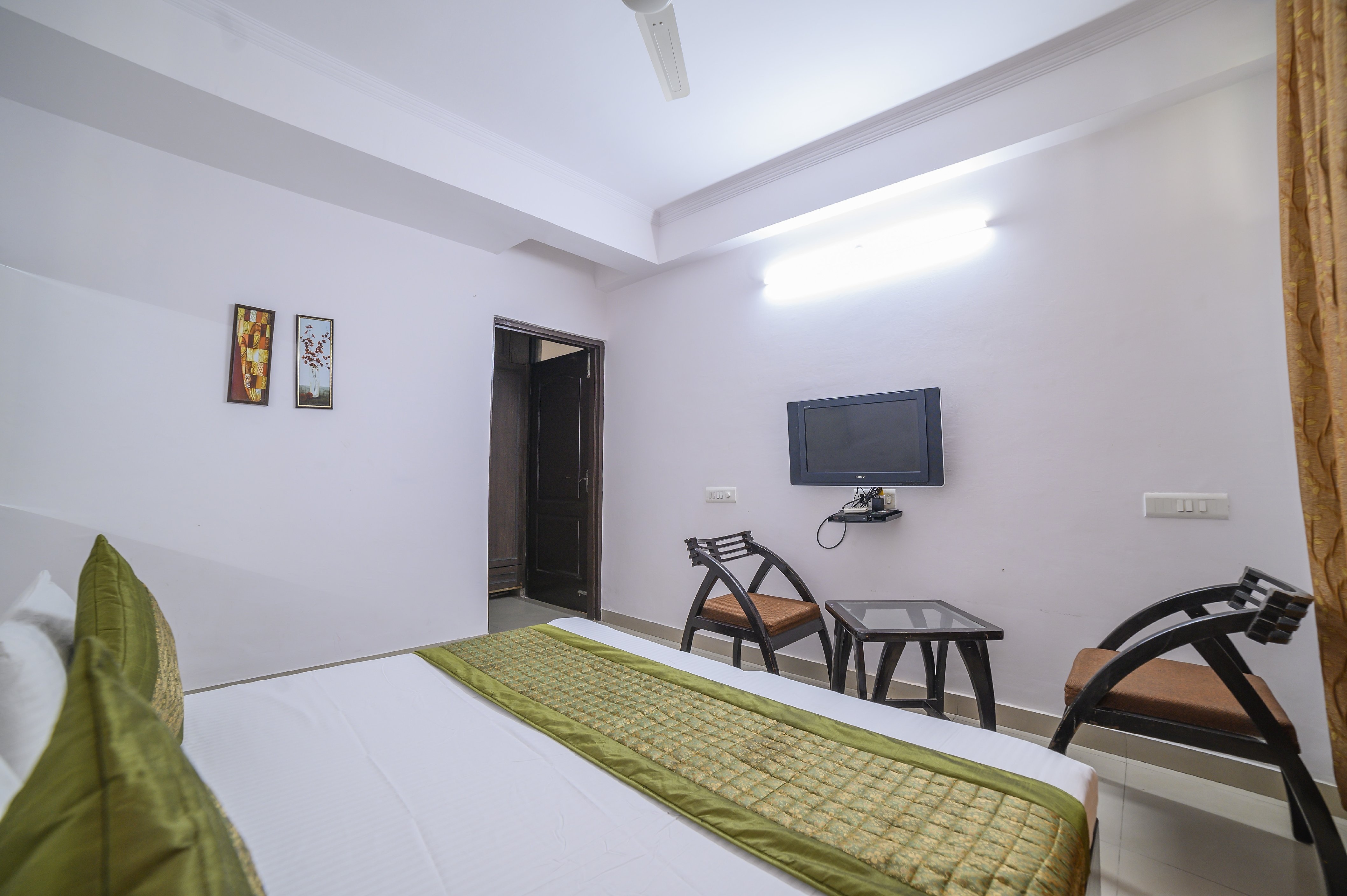Hotel Sai Guest House - Tap to explore photos
