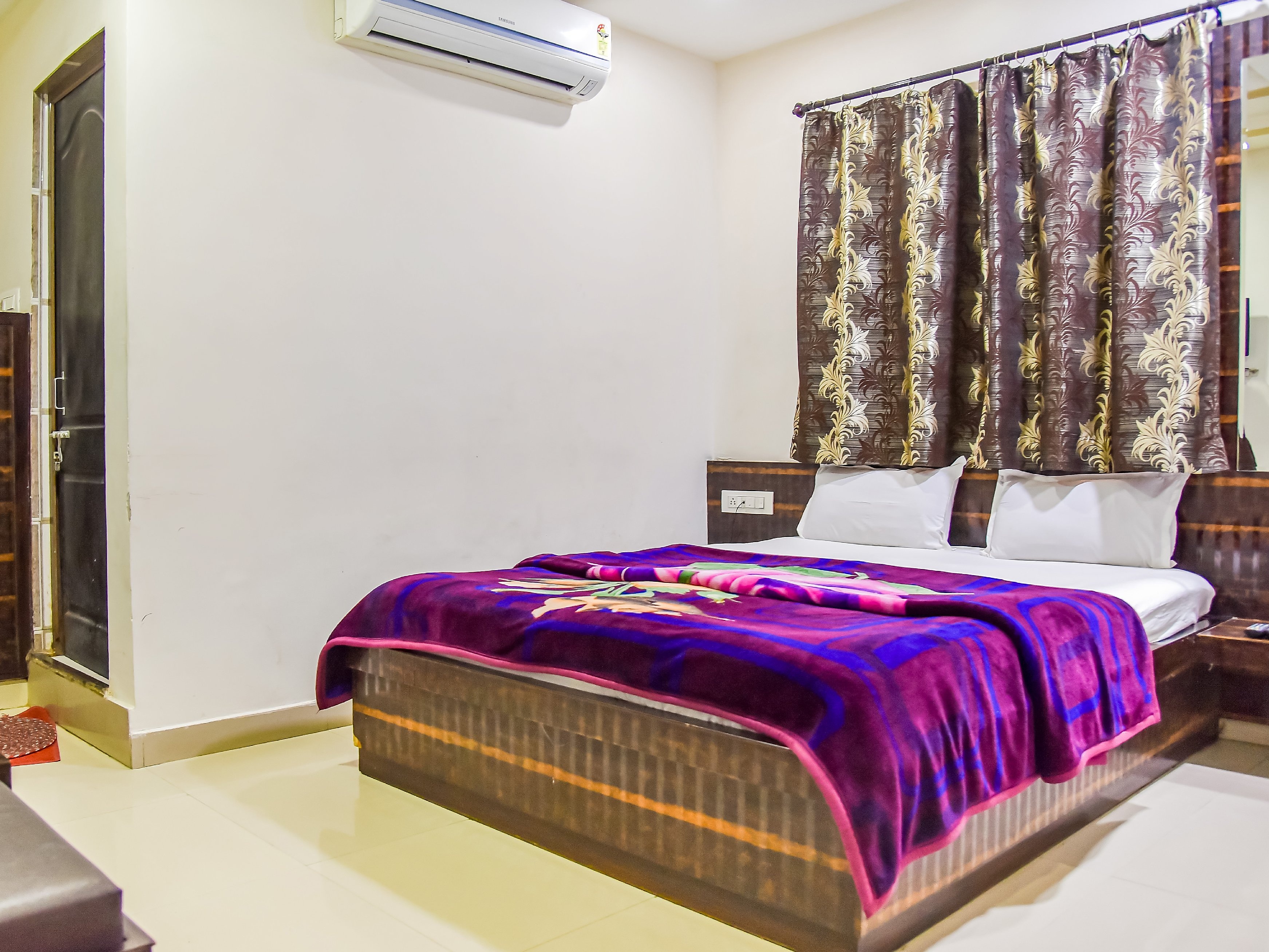 Hotel Vasundhara - Tap to explore photos