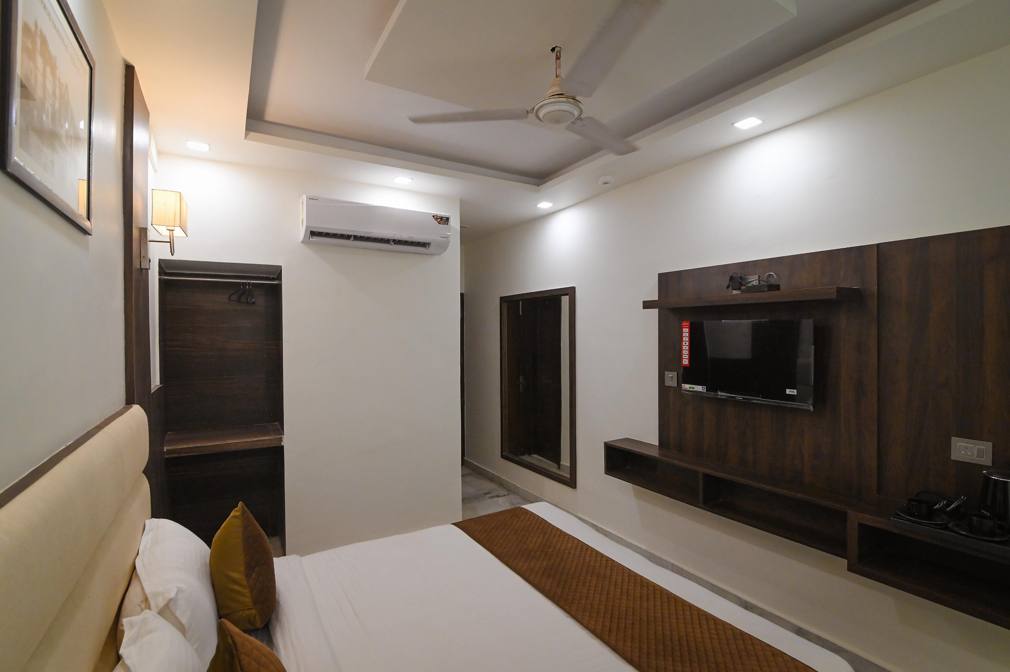 Hotel Shankar Niwas - Tap to explore photos