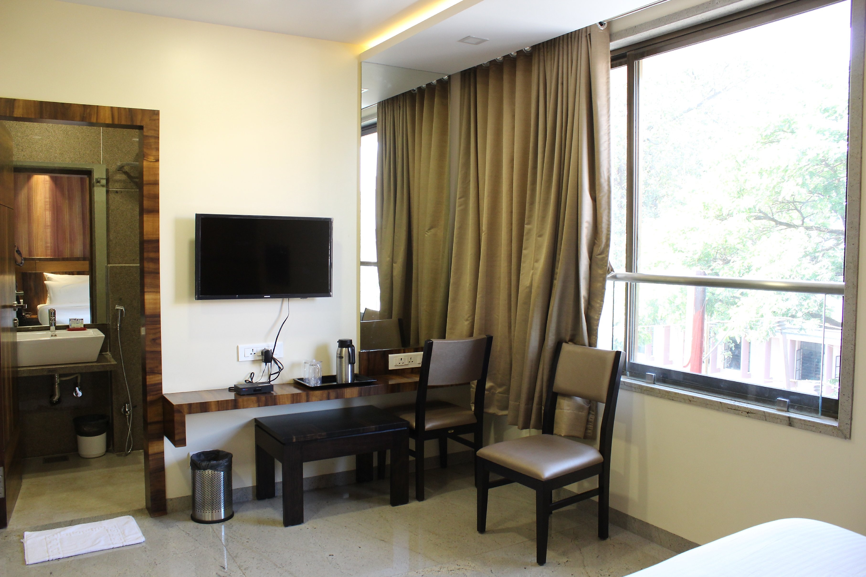 Hotel Silver Oak 7 Minutes Walk to Mahalaxmi Temple 5