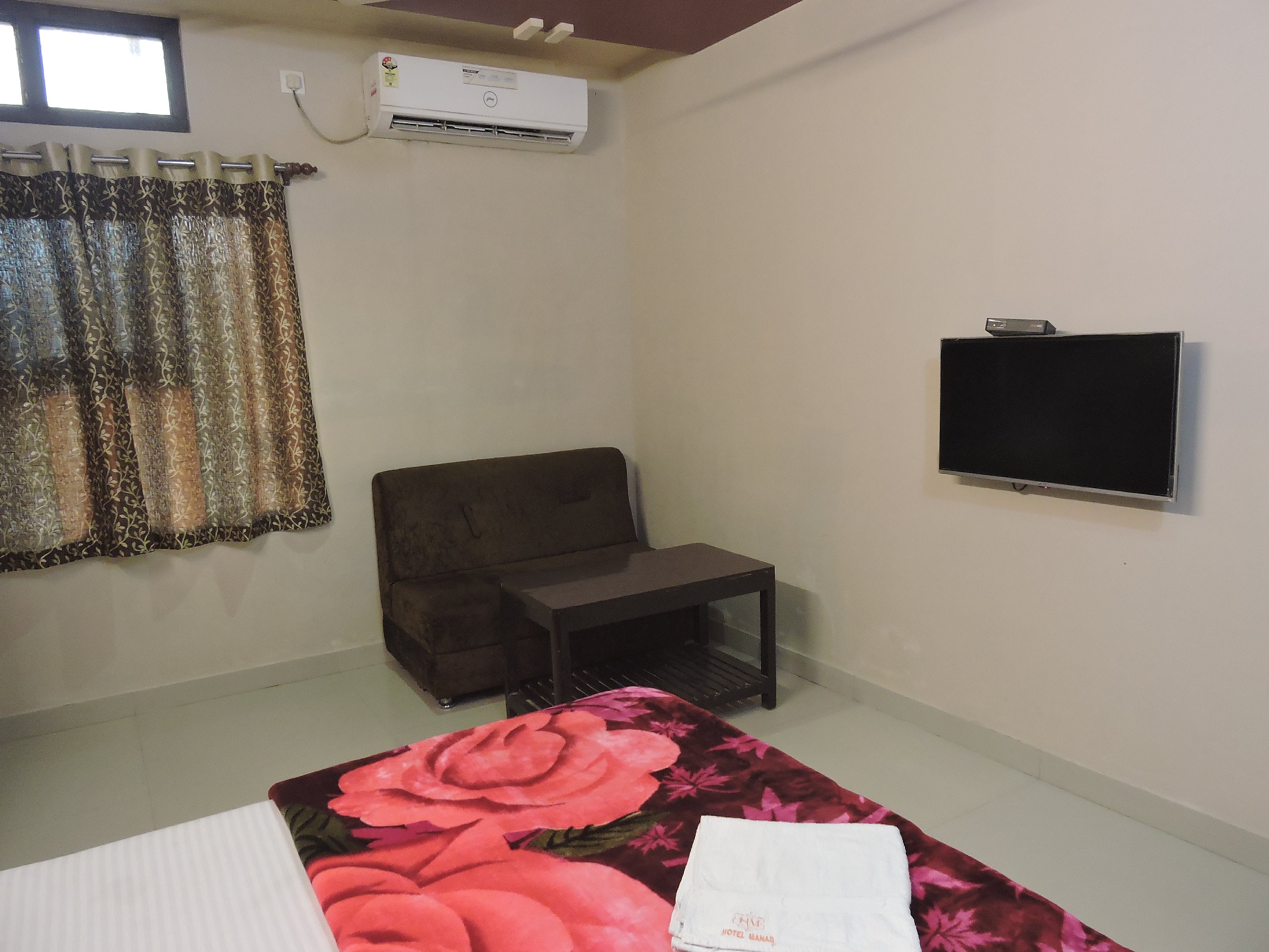 Hotel Manas - Tap to explore photos