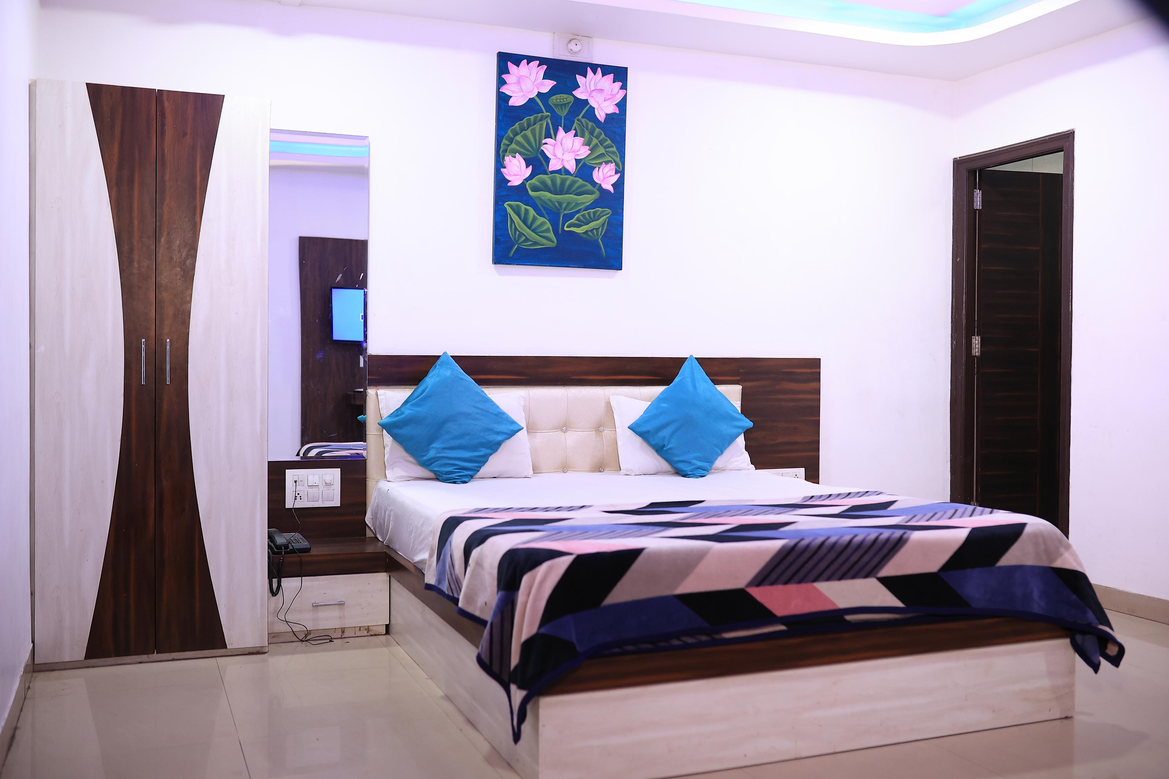 Hotel Mahalaxmi Nr Udaiple Bus Stand - Tap to explore photos