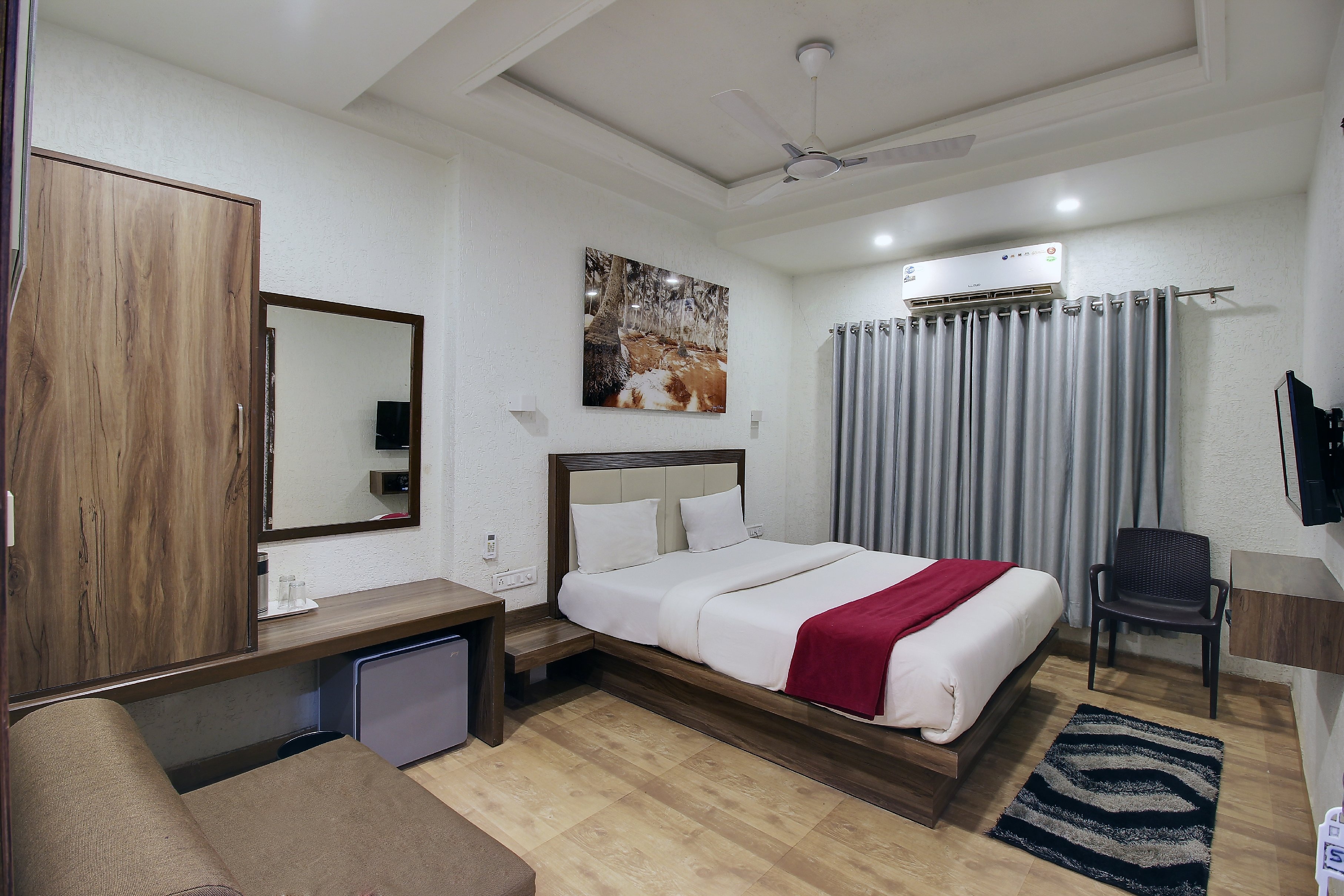 Manwar Garden Resort  (Pure Veg.) - Tap to explore photos