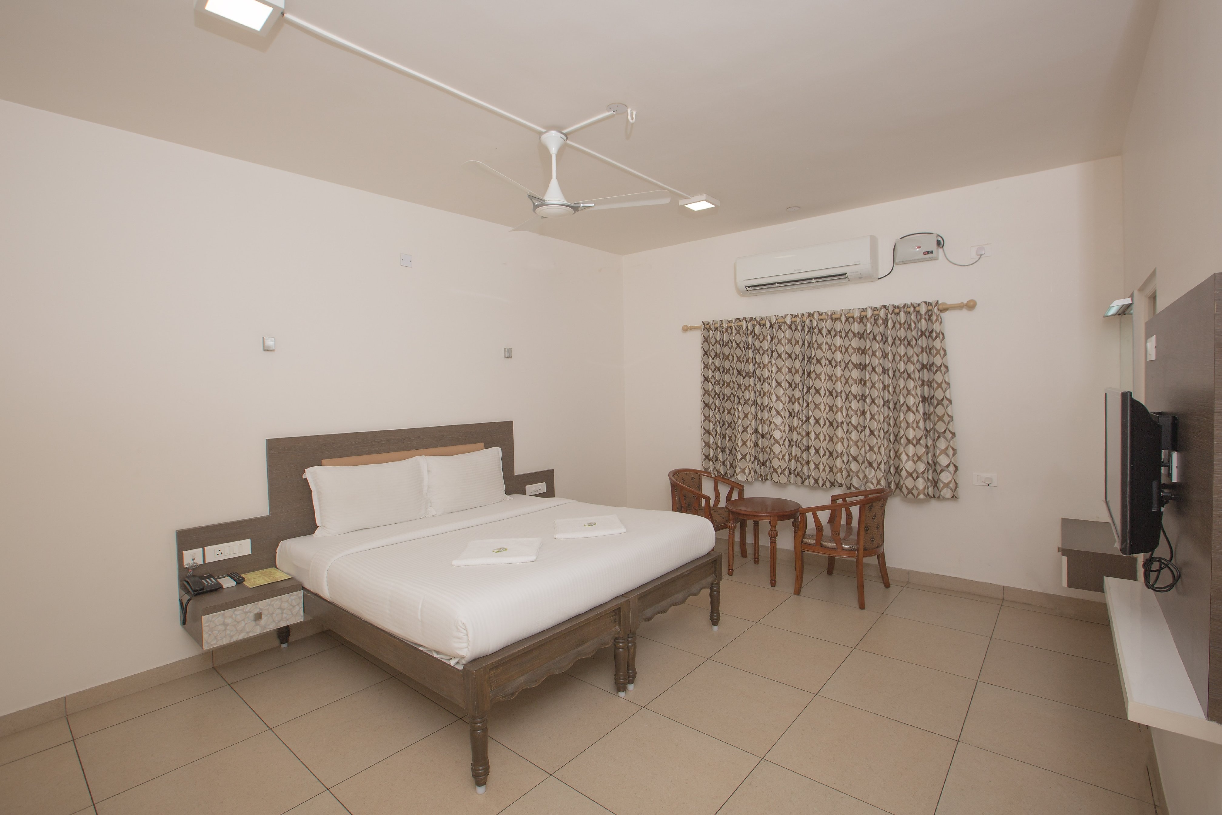 Hotel Sownthariyam - Tap to explore photos