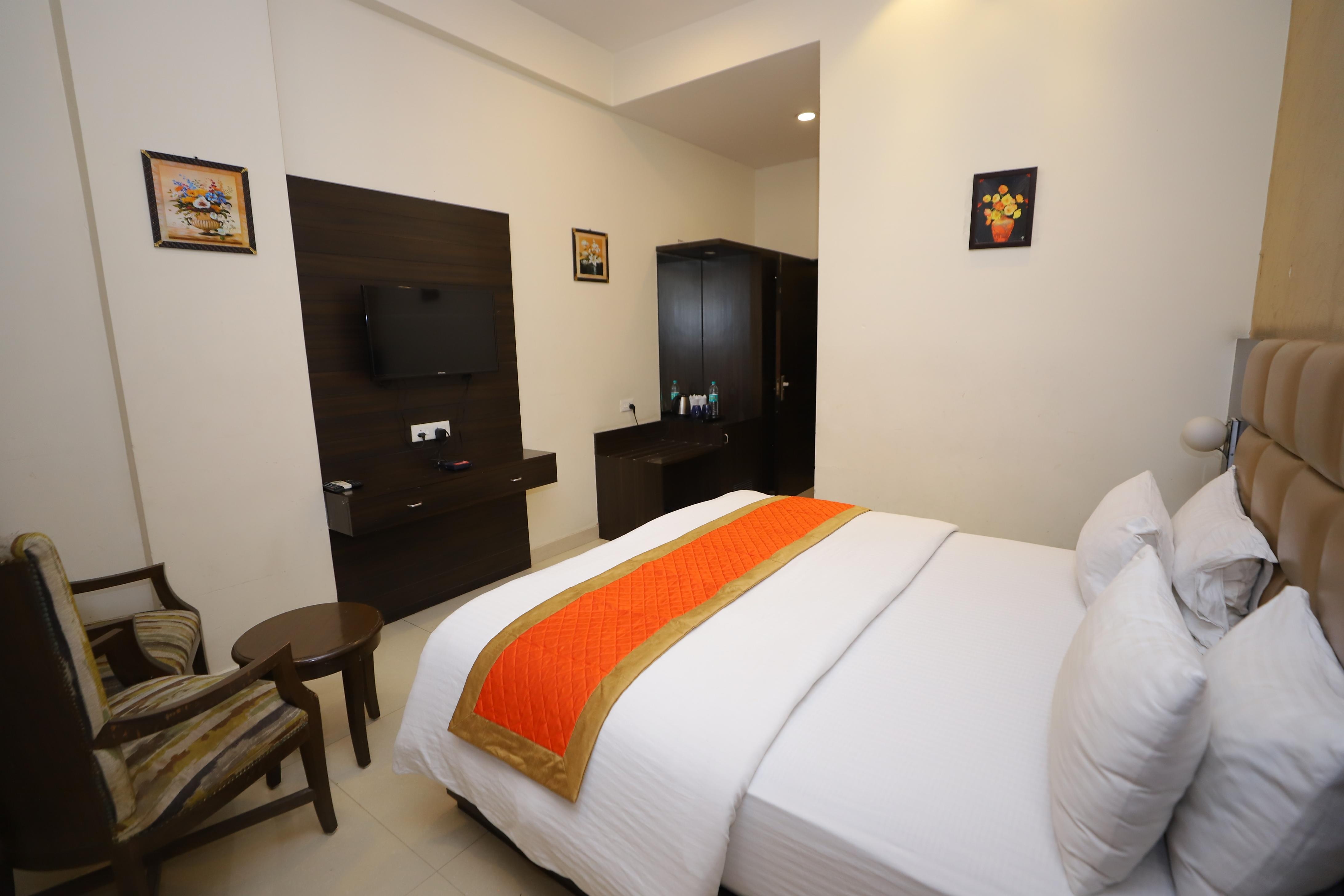 Hotel JM Vistaraa - Tap to explore photos