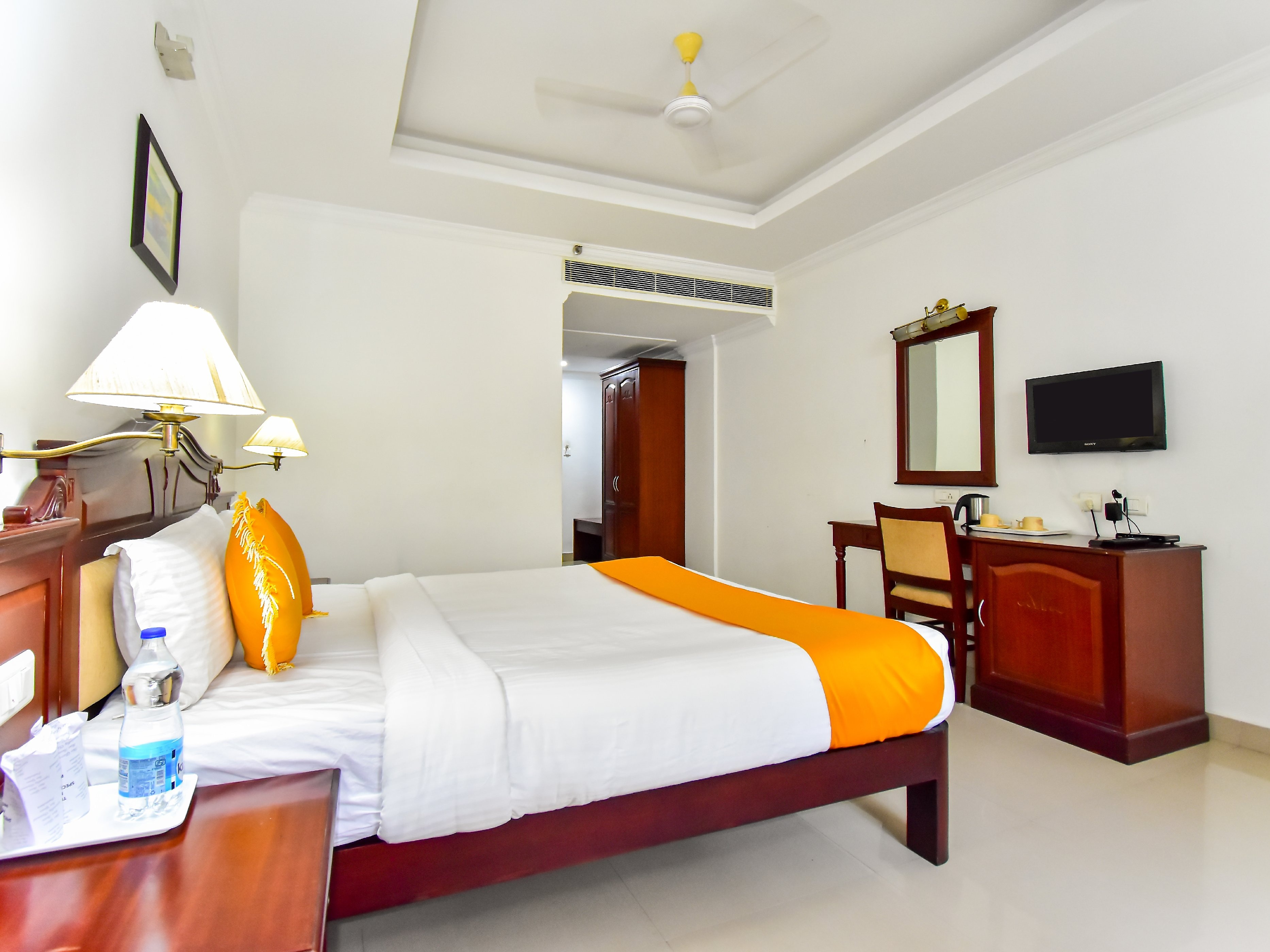 Hotel National Park - Tap to explore photos