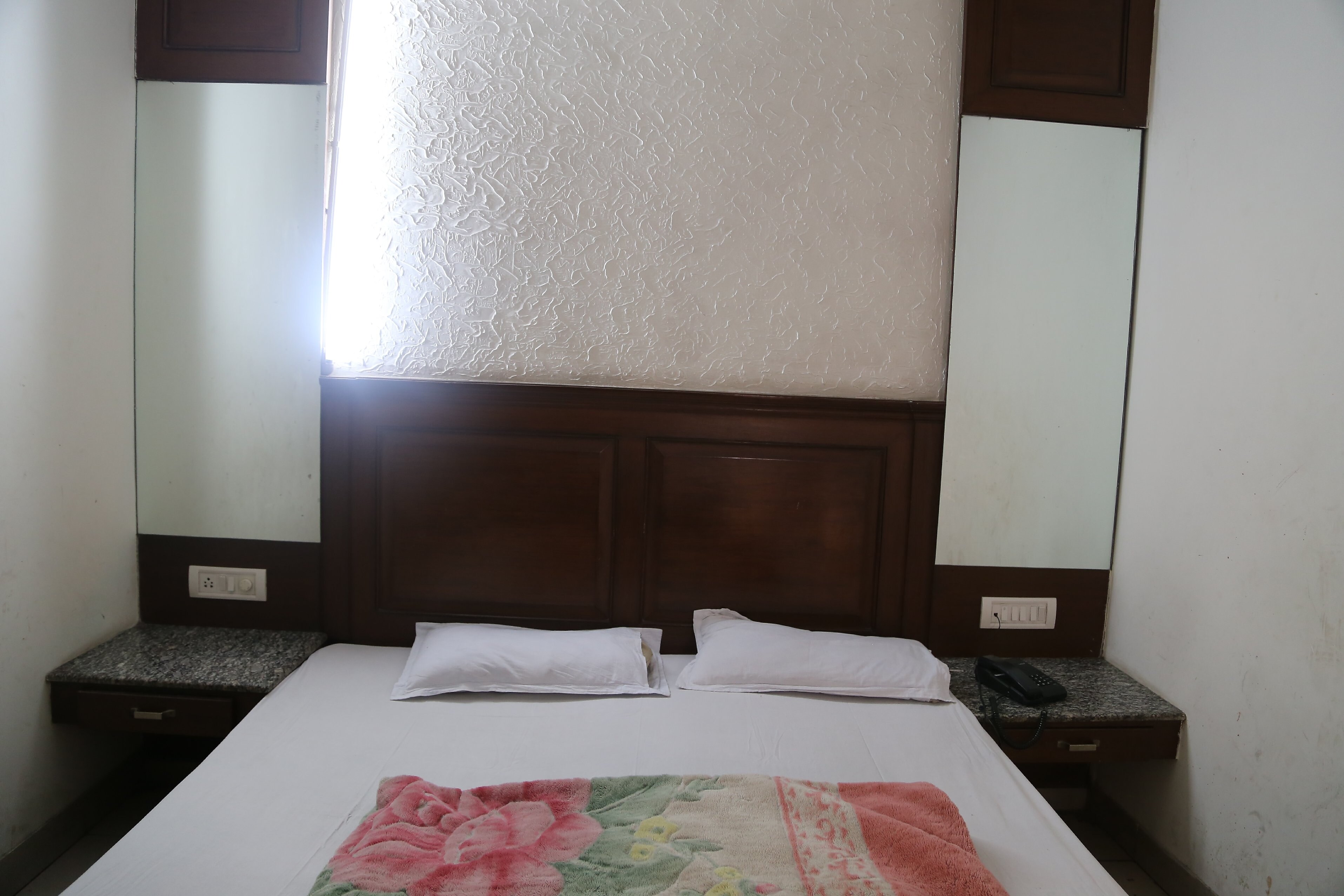 Hotel Sai Palace Dx. - Tap to explore photos