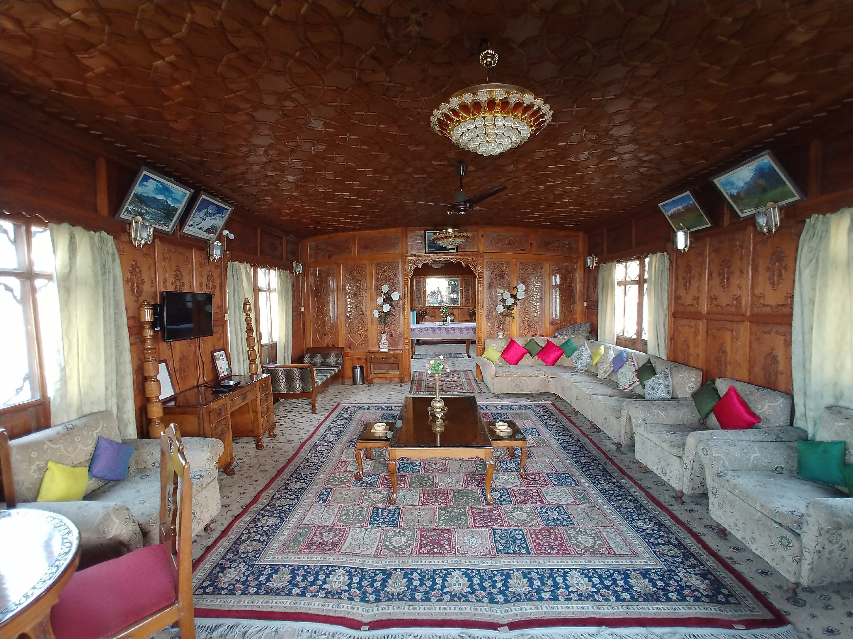 Flic Houseboat - Tap to explore photos