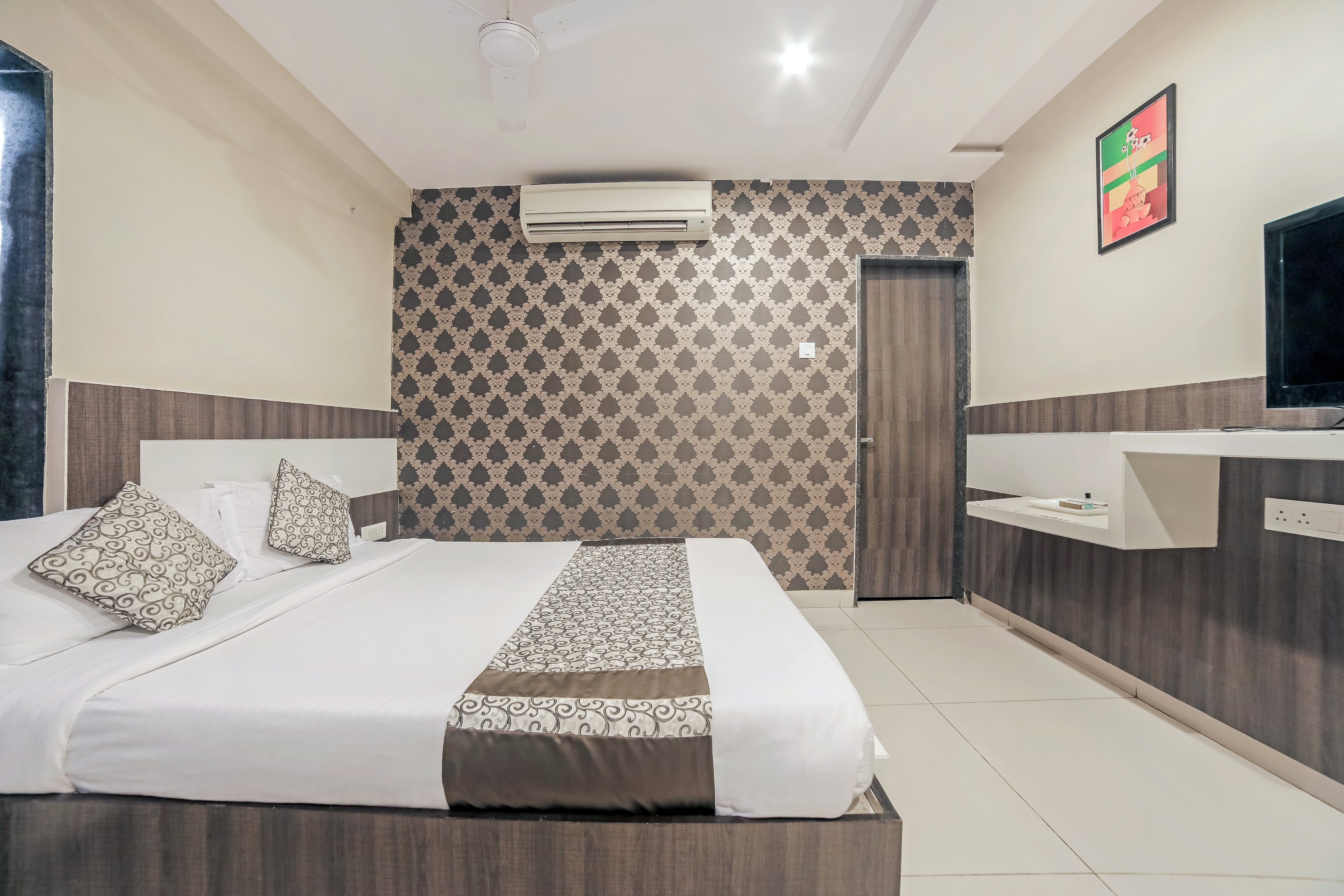 Hotel Shaheen International - Tap to explore photos