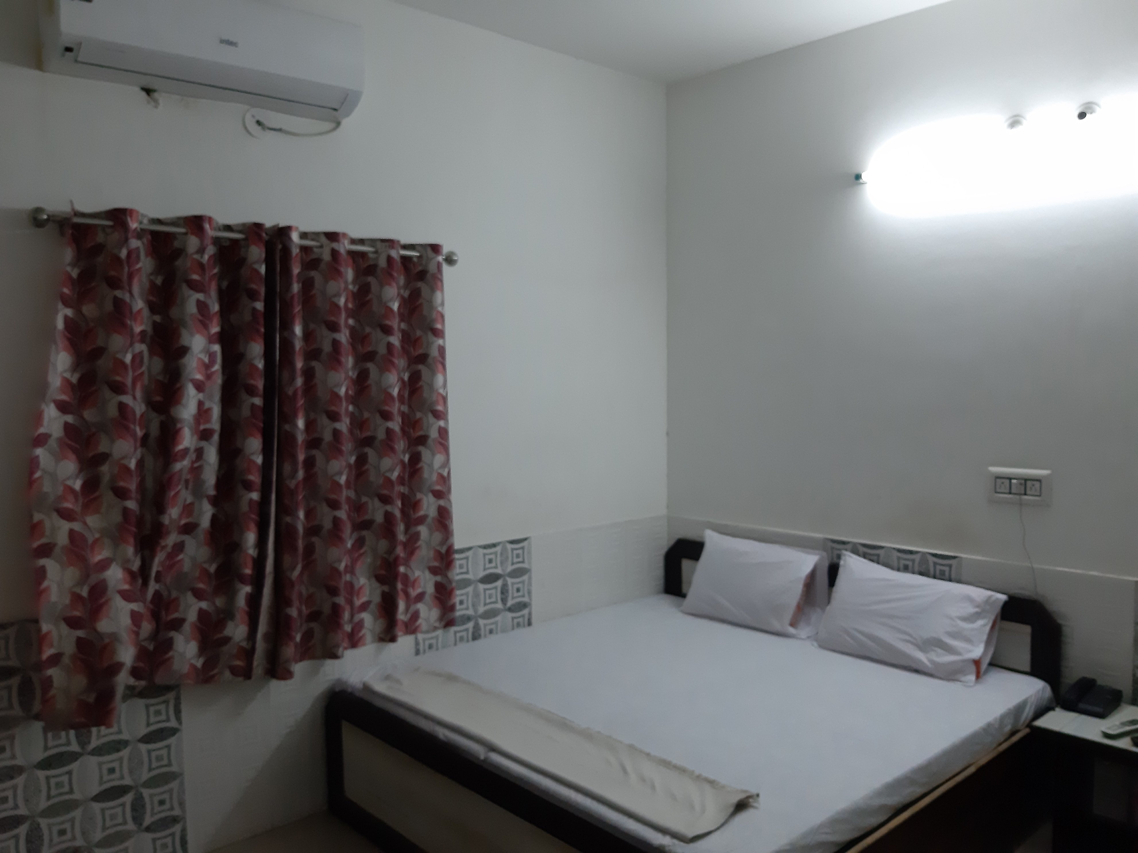 hotel jinendra - Tap to explore photos