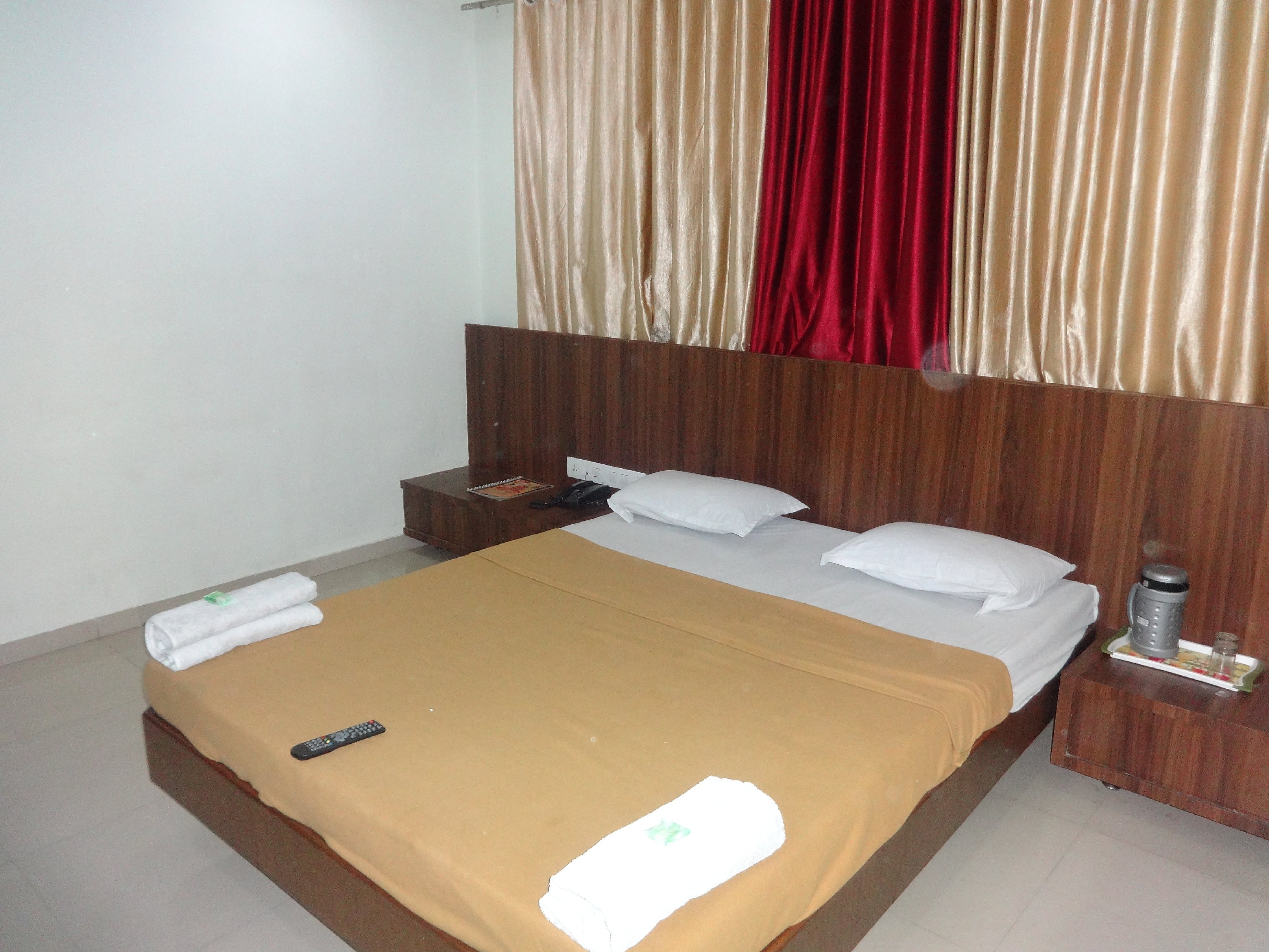 Hotel Sai Arpan - Tap to explore photos