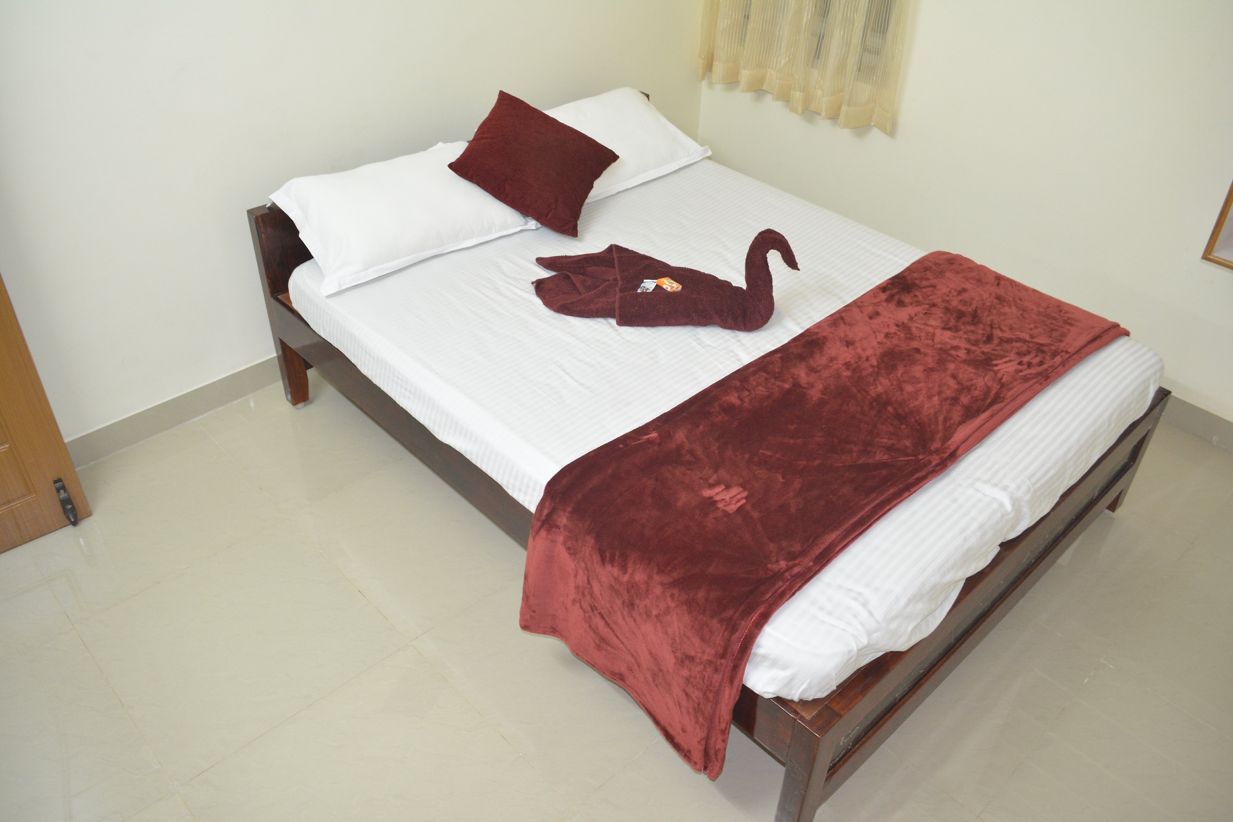 JP Nivaas Guest House - Tap to explore photos