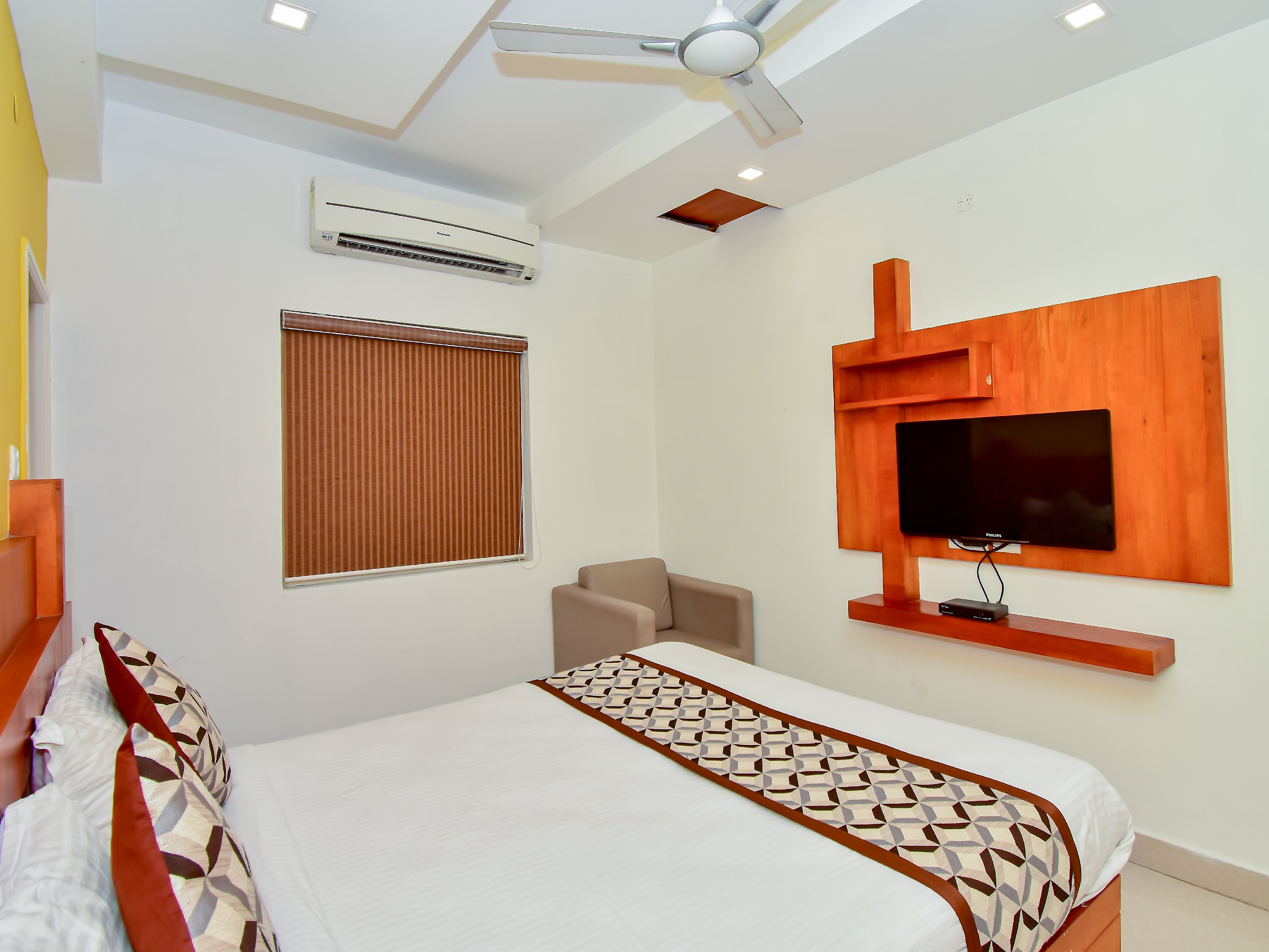 4U Business Class Hotel - Tap to explore photos
