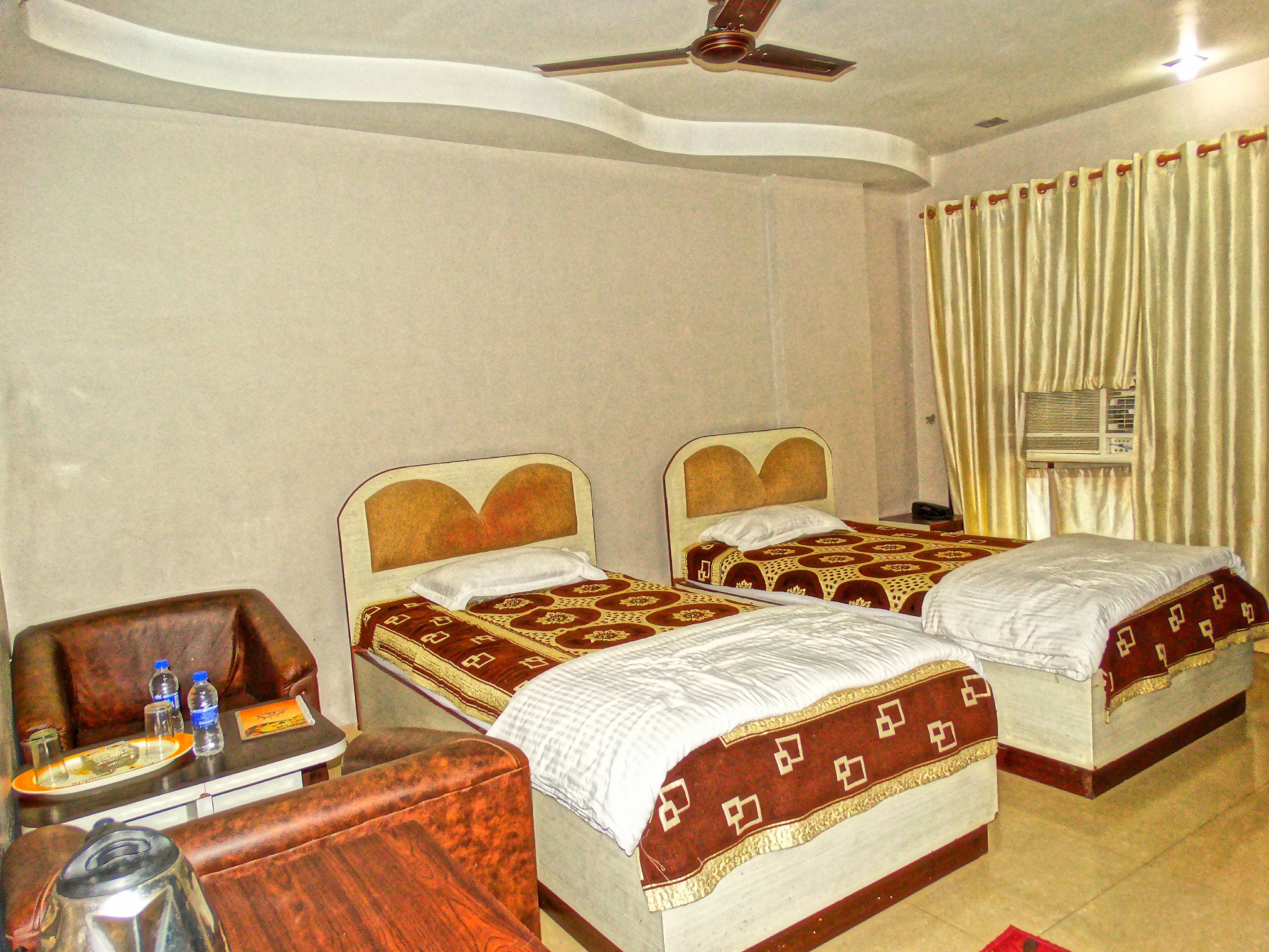 Hotel Garv Residencia - Tap to explore photos