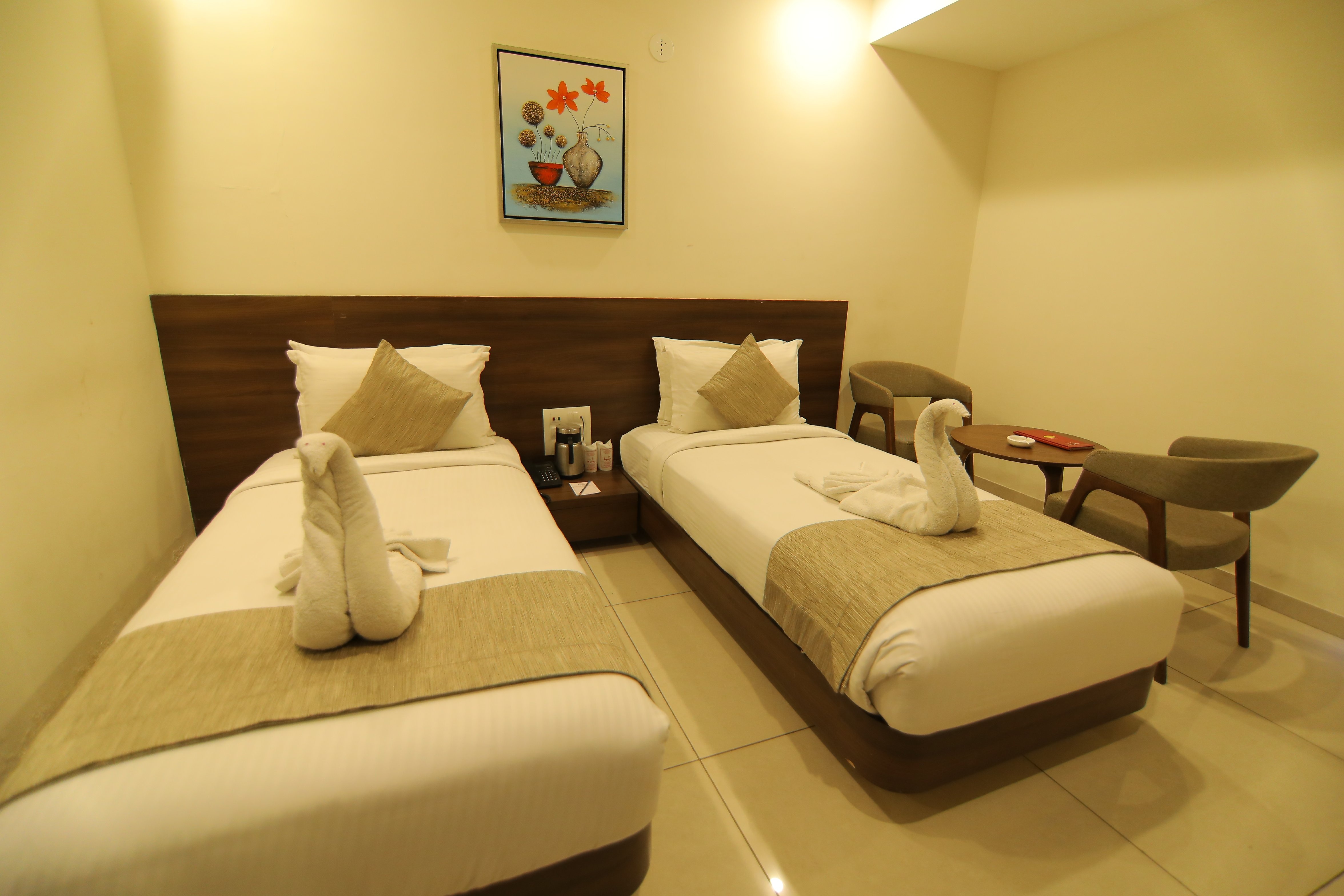 Hotel Jayson Metoda - Tap to explore photos