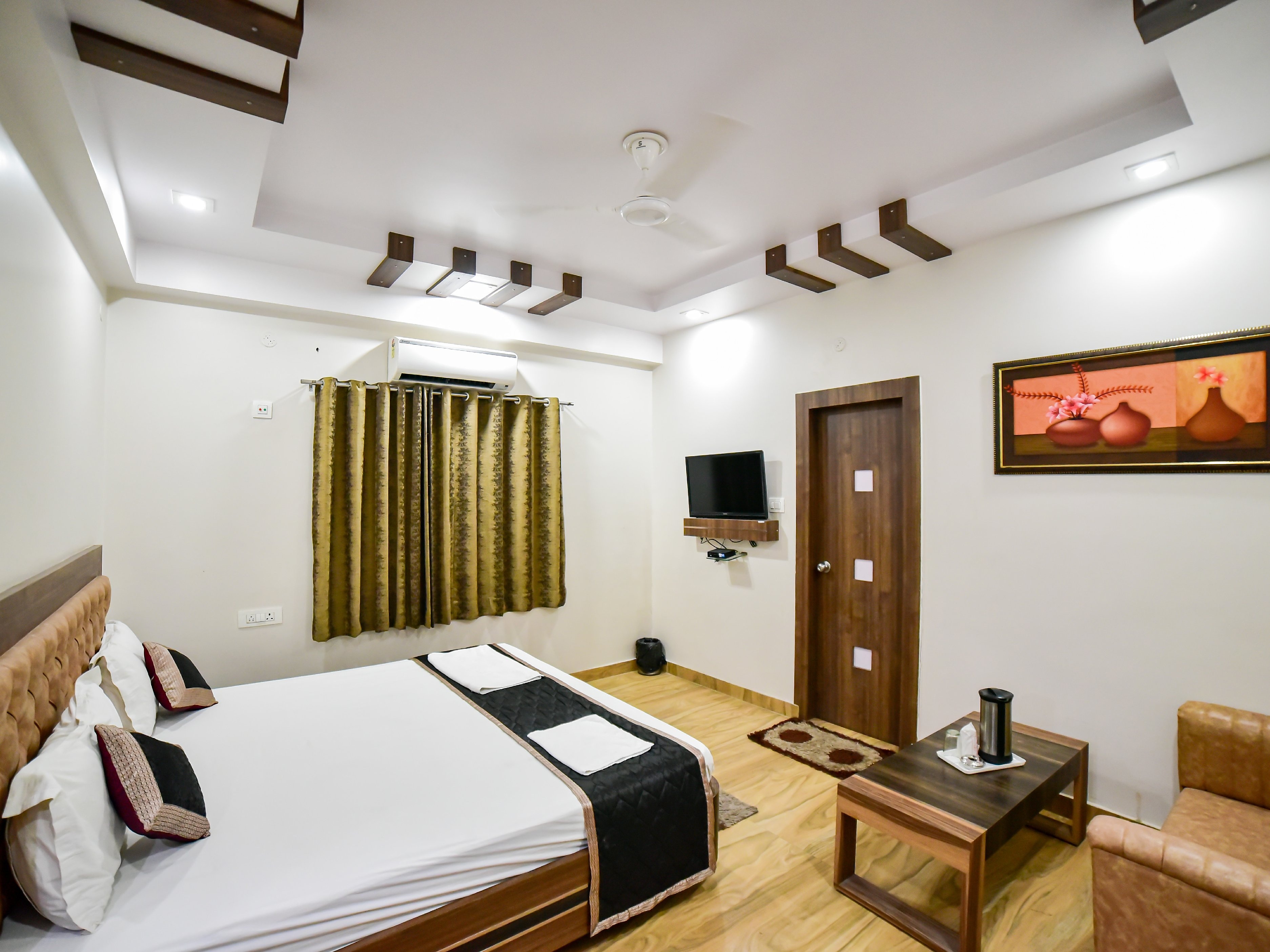 Hotel Aastha Inn - Tap to explore photos