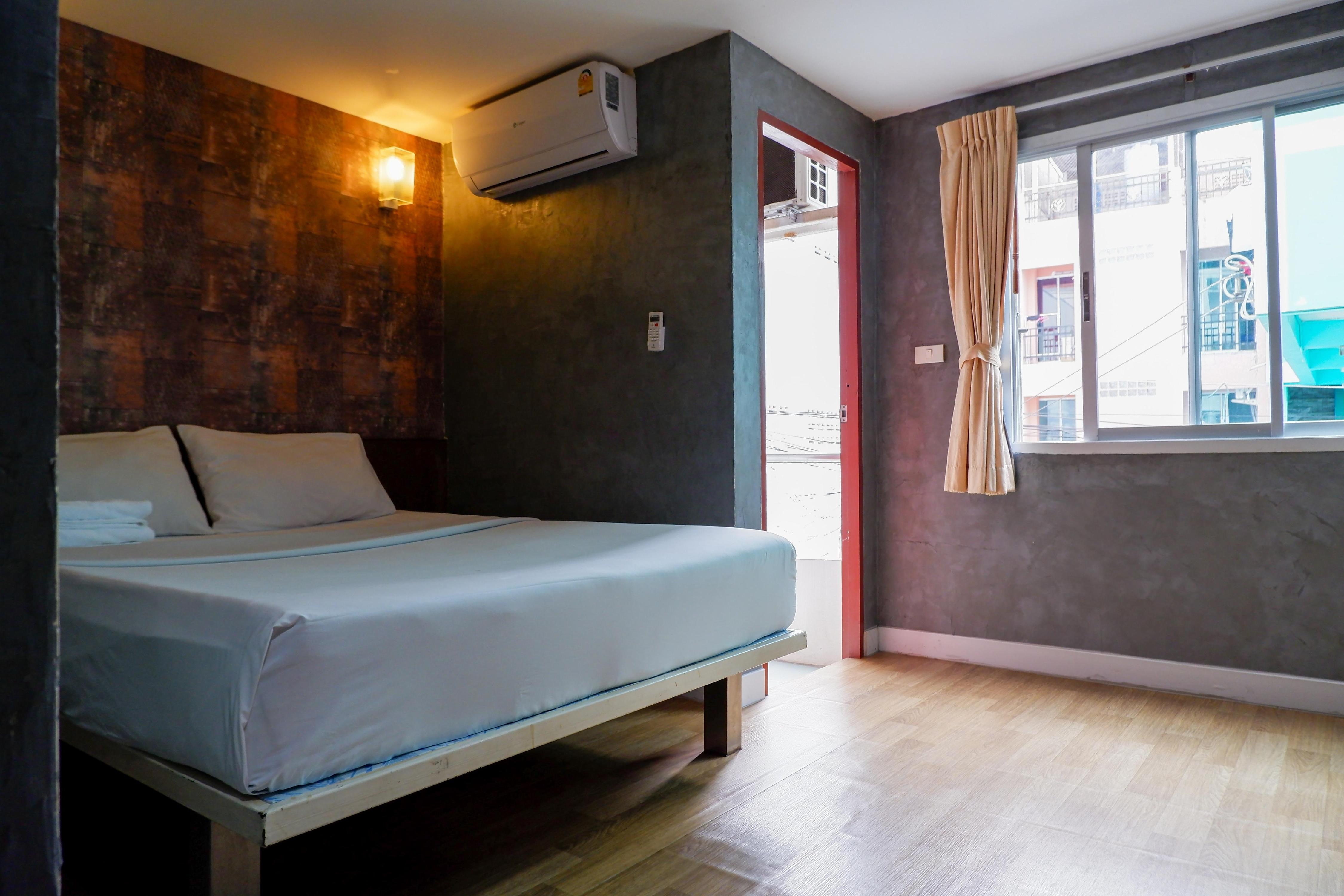18 Coins Hotel Pattaya - Tap to explore photos