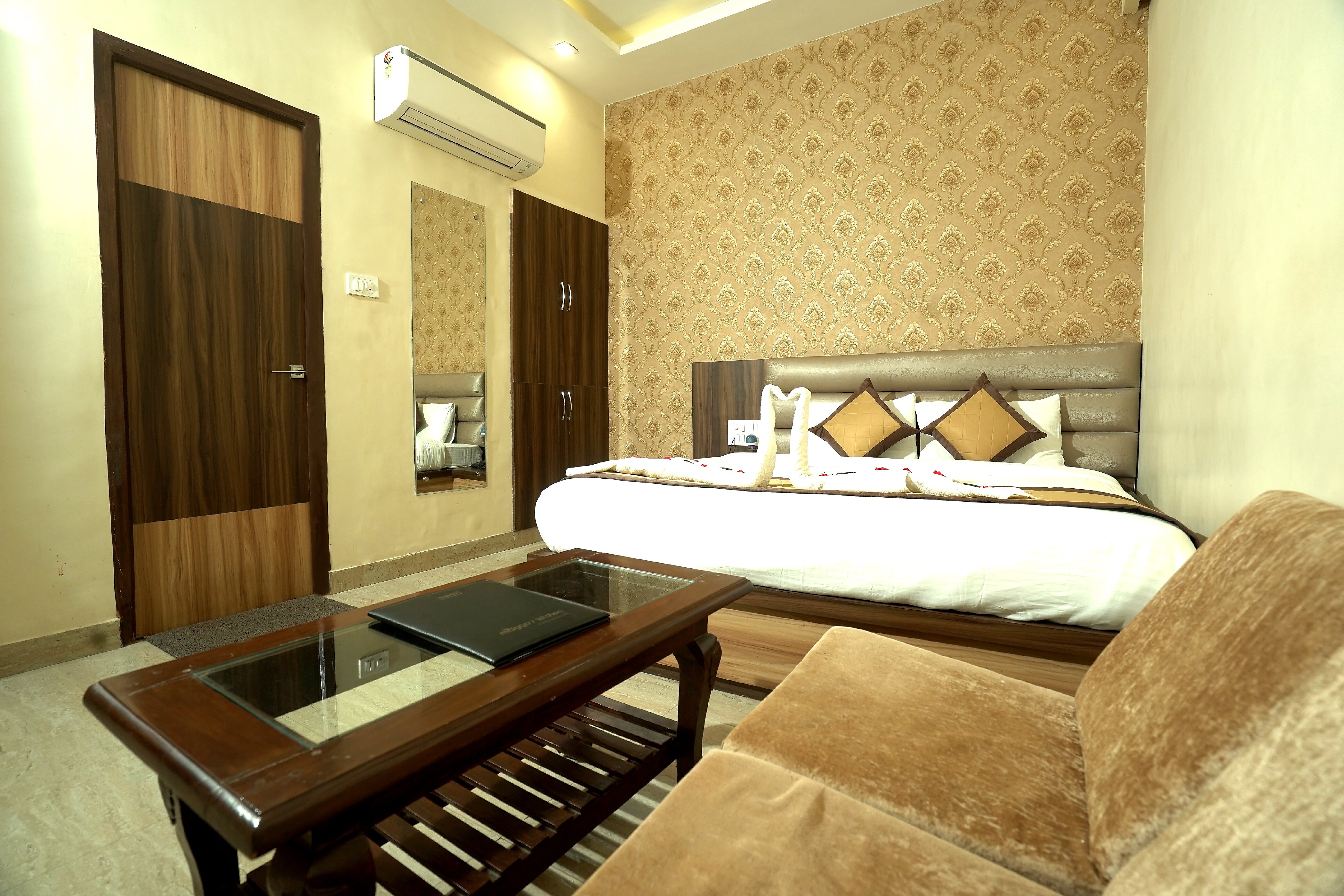 Hotel Maggo - Tap to explore photos