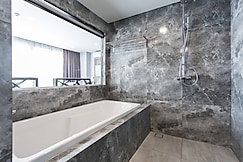 Cross Vibe Chiang Mai Decem Hotel, Chiang Mai