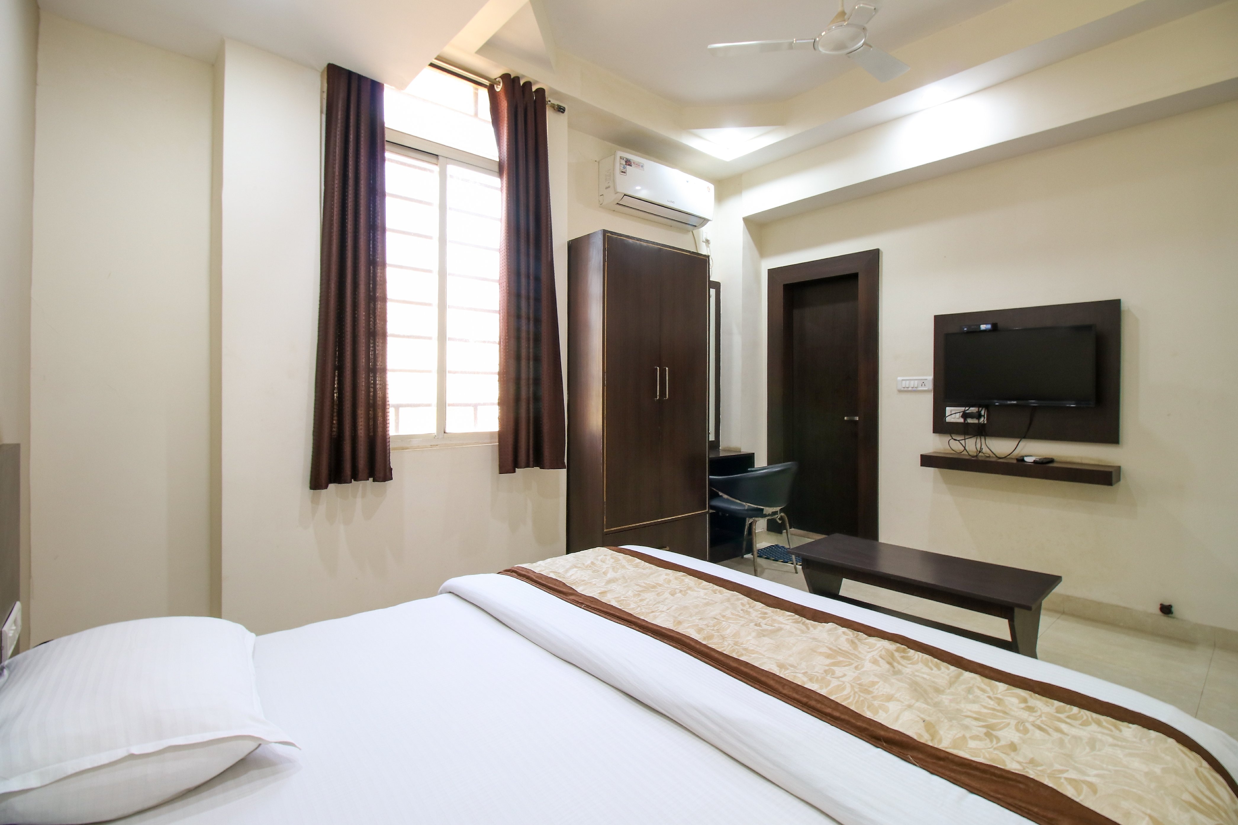 SHREE KUNDAN HOTEL - Tap to explore photos