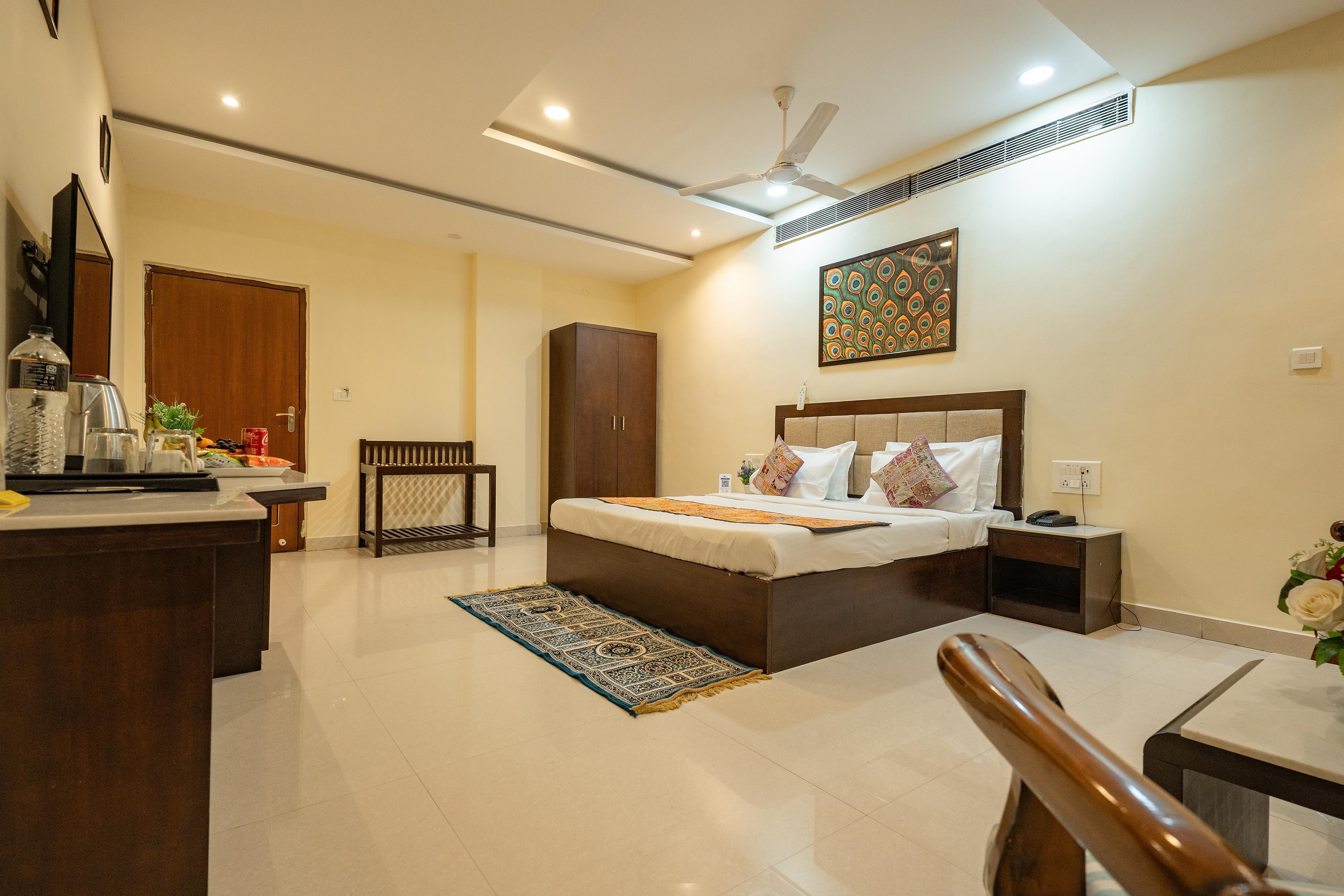 Tripli Hotels White Manor - Tap to explore photos