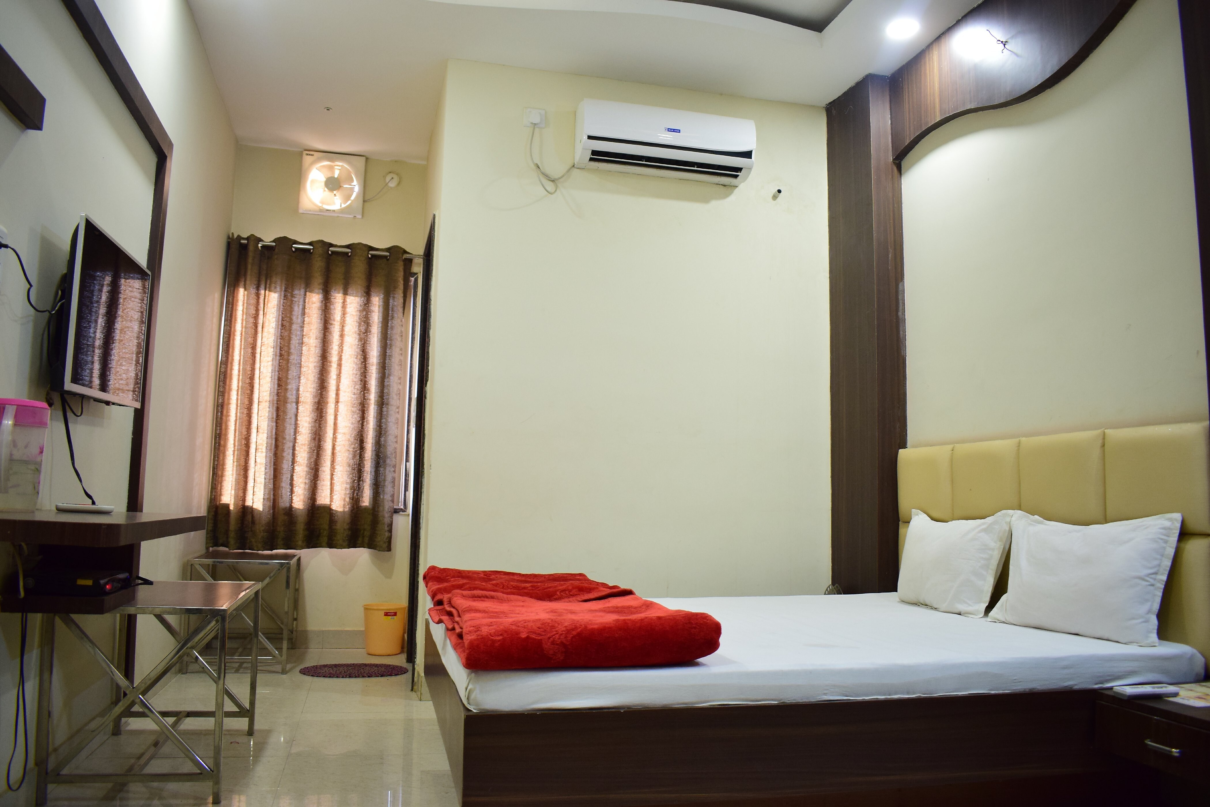 Hotel Rajmahal Inn - Tap to explore photos