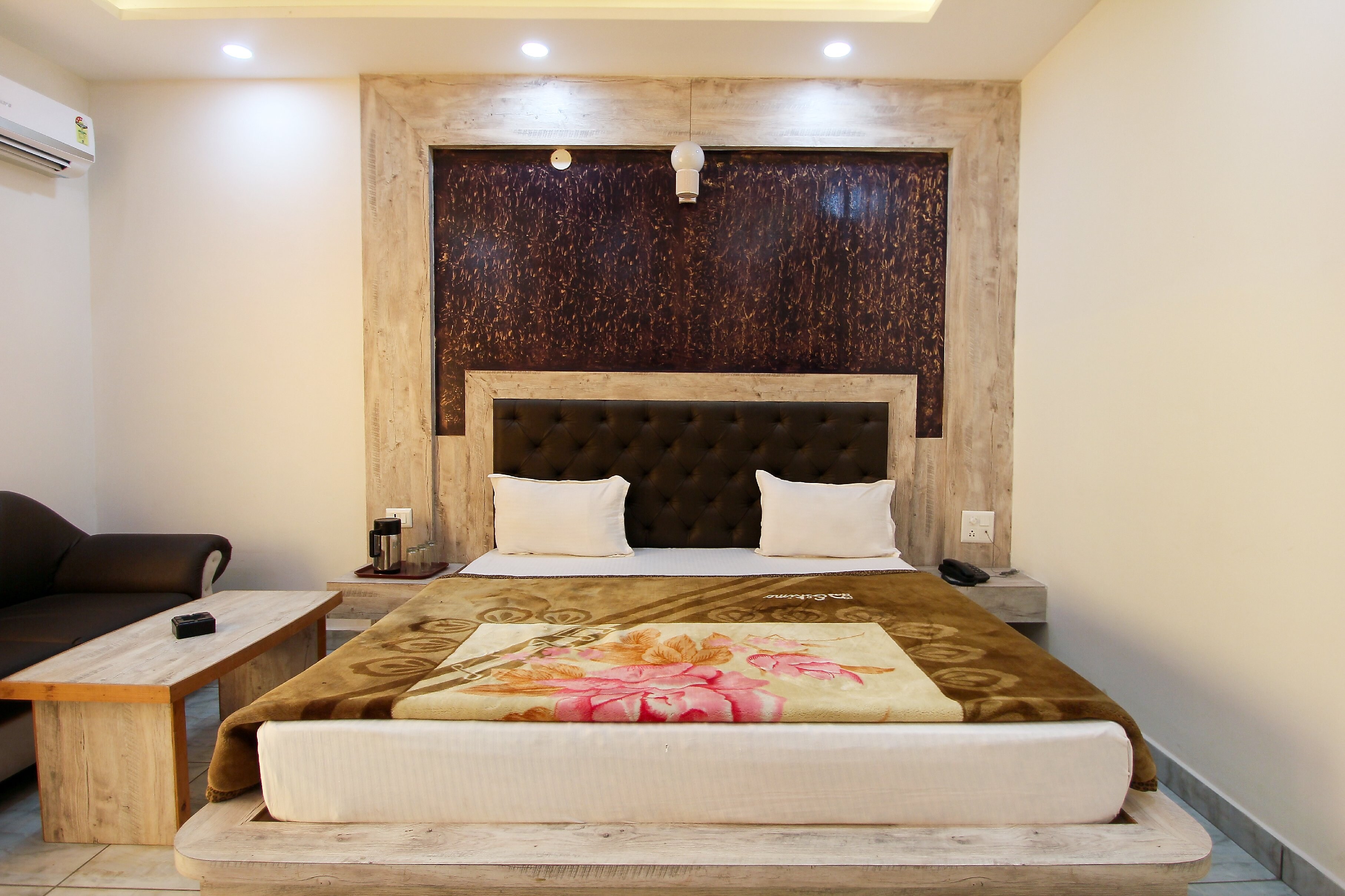 Hotel Oasis, Katra - Tap to explore photos