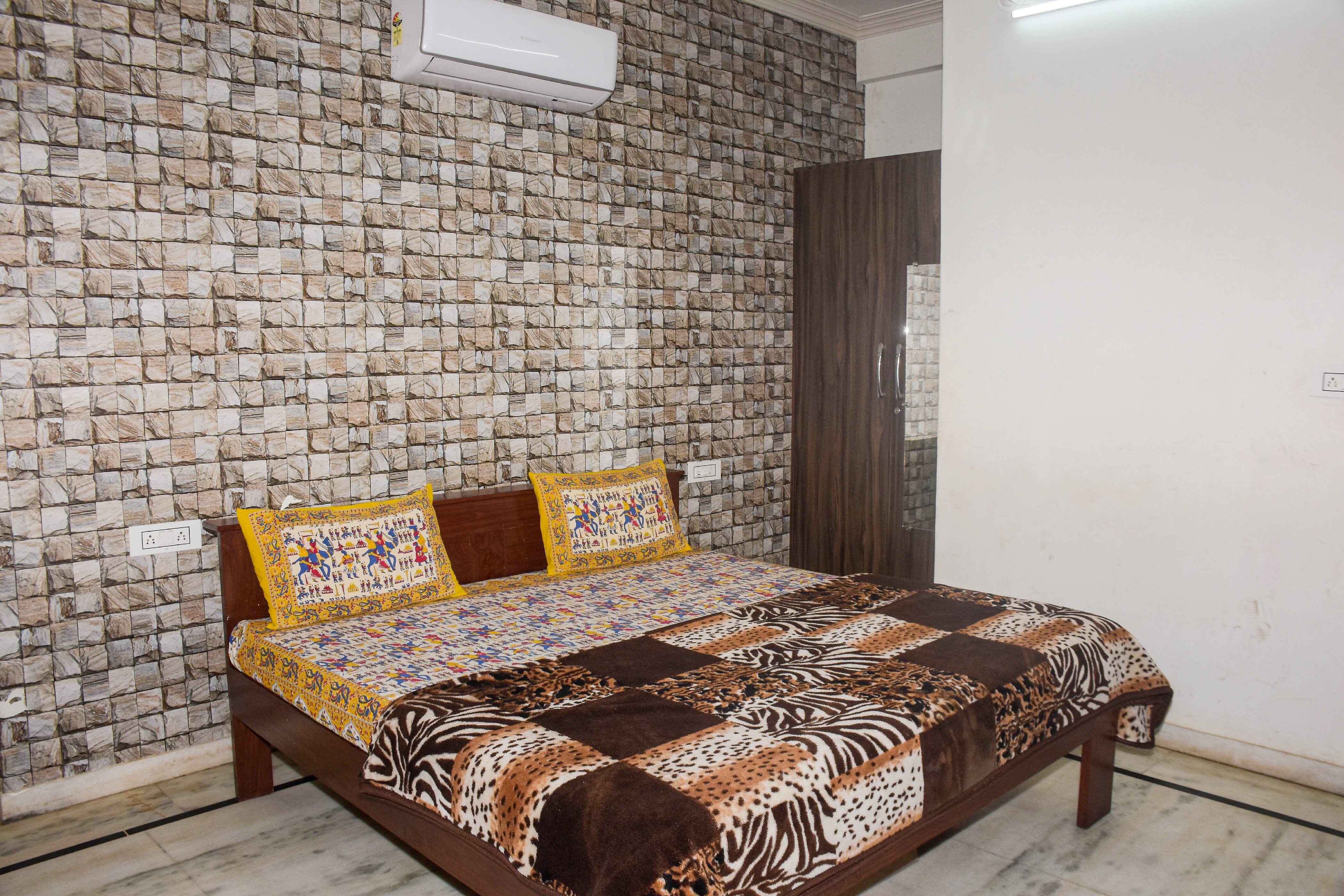Hotel Parwati Inn - Tap to explore photos