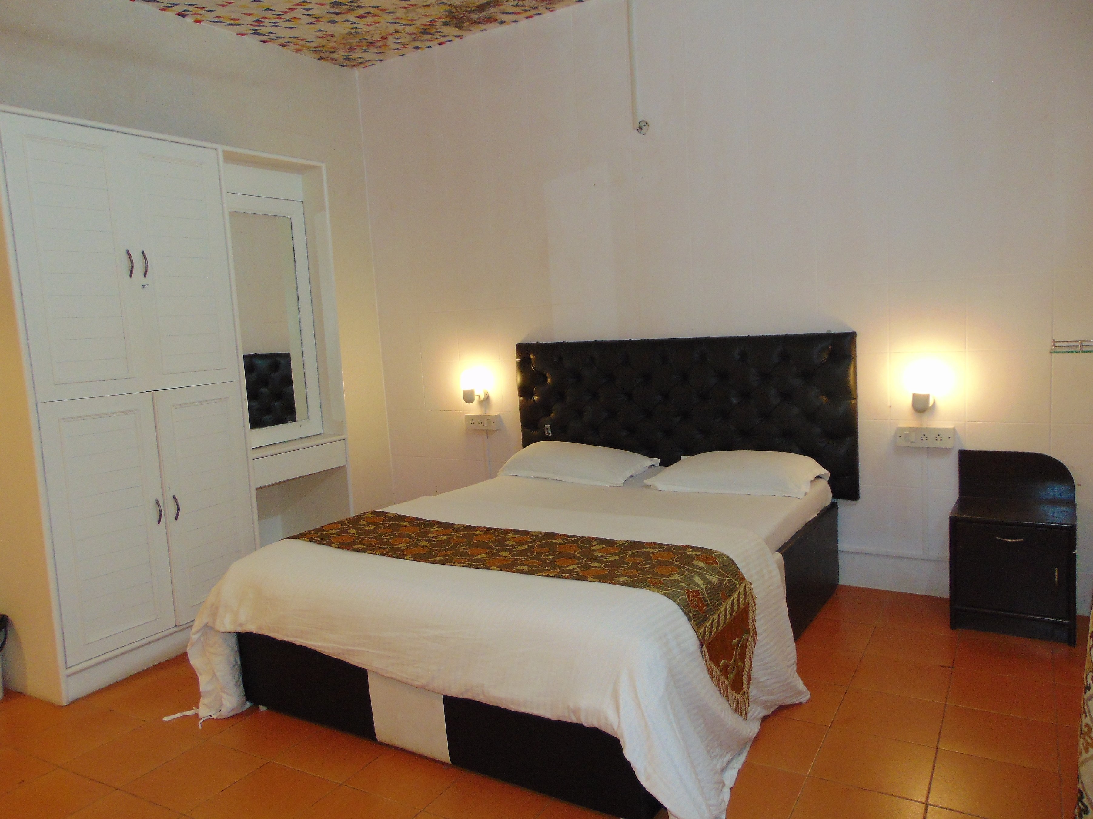 DONA PAULA CLASSIC HOTEL - Tap to explore photos