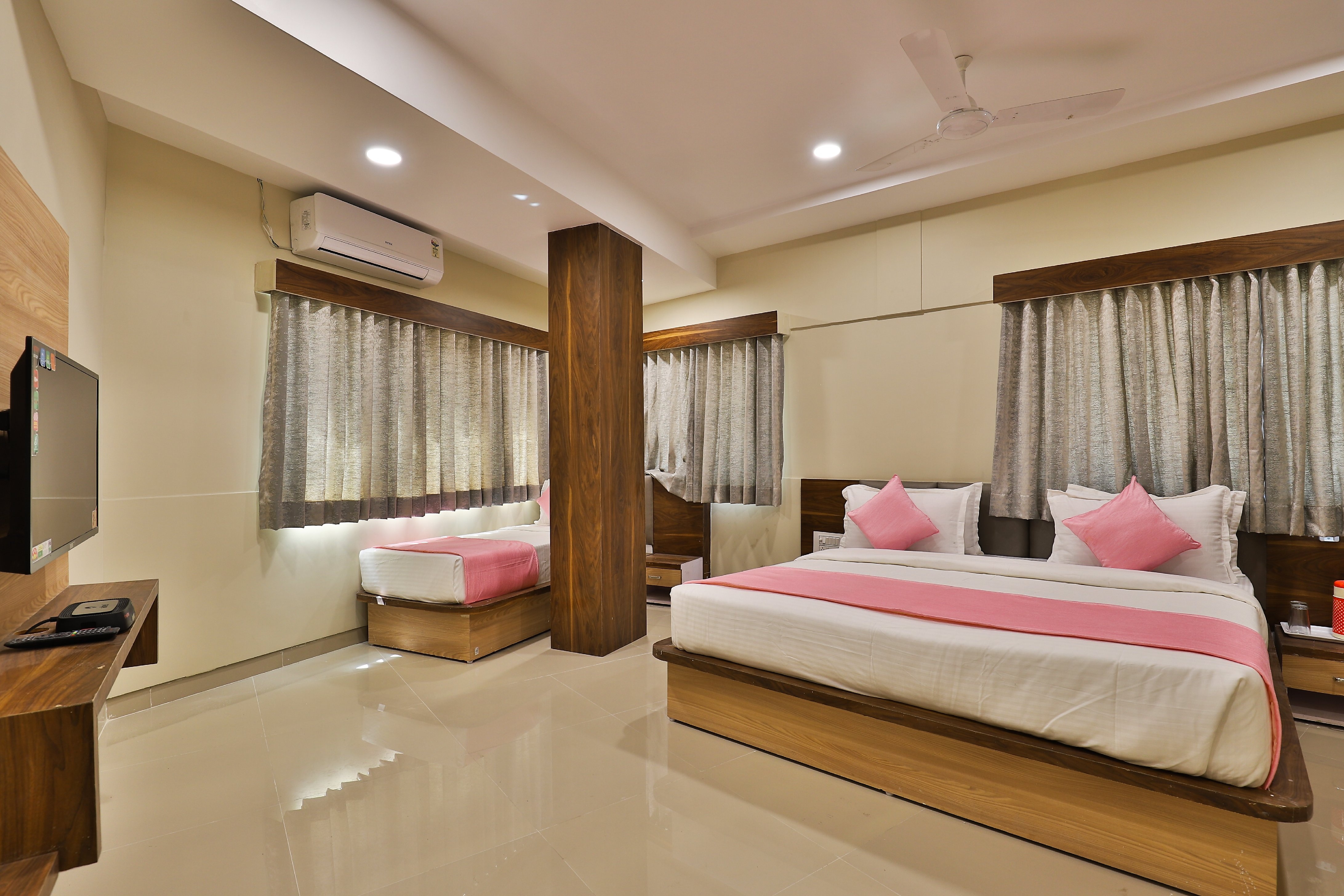 Hotel sunsarovar - Tap to explore photos