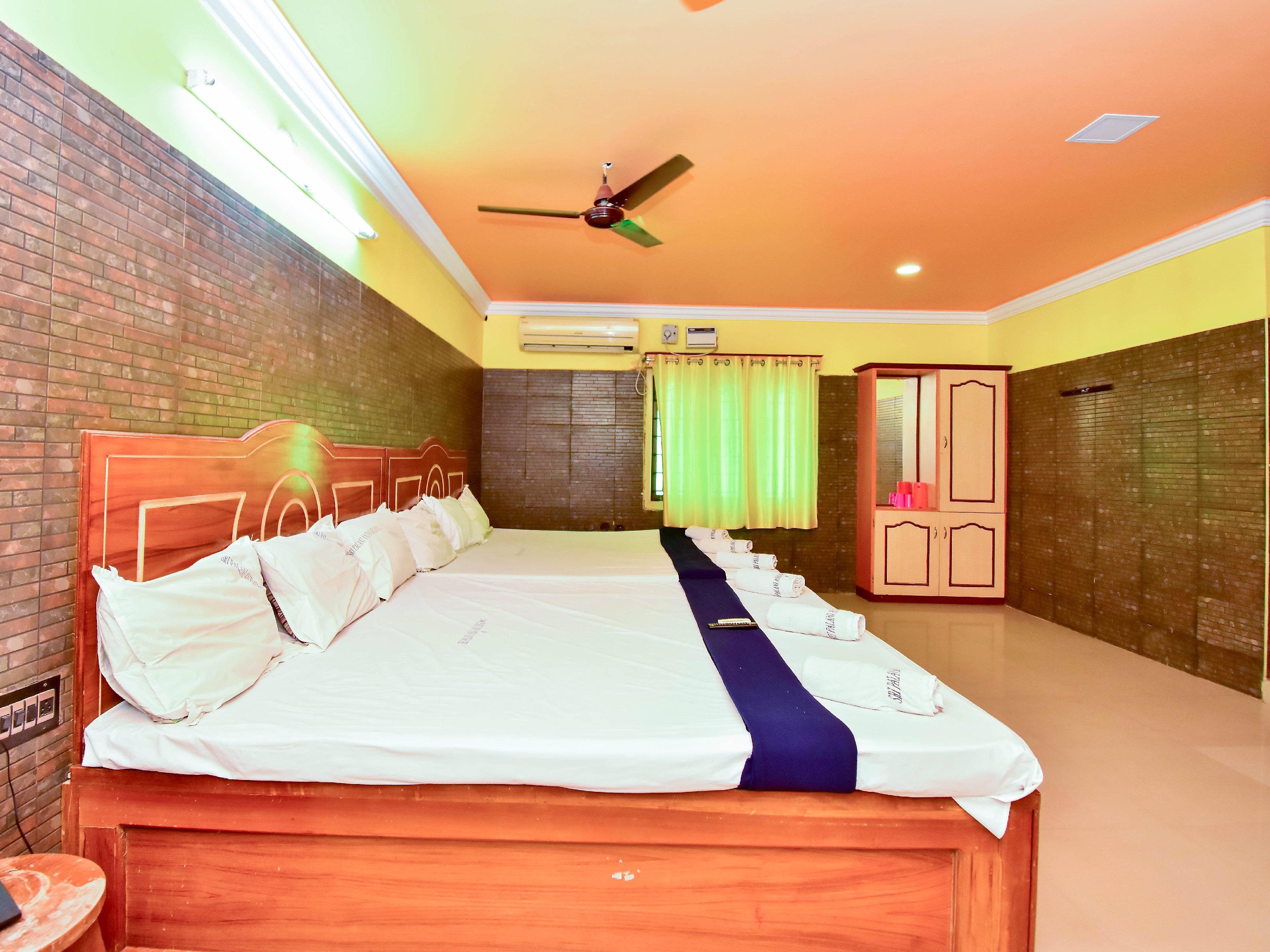 Sri palani andavar lodge - Tap to explore photos