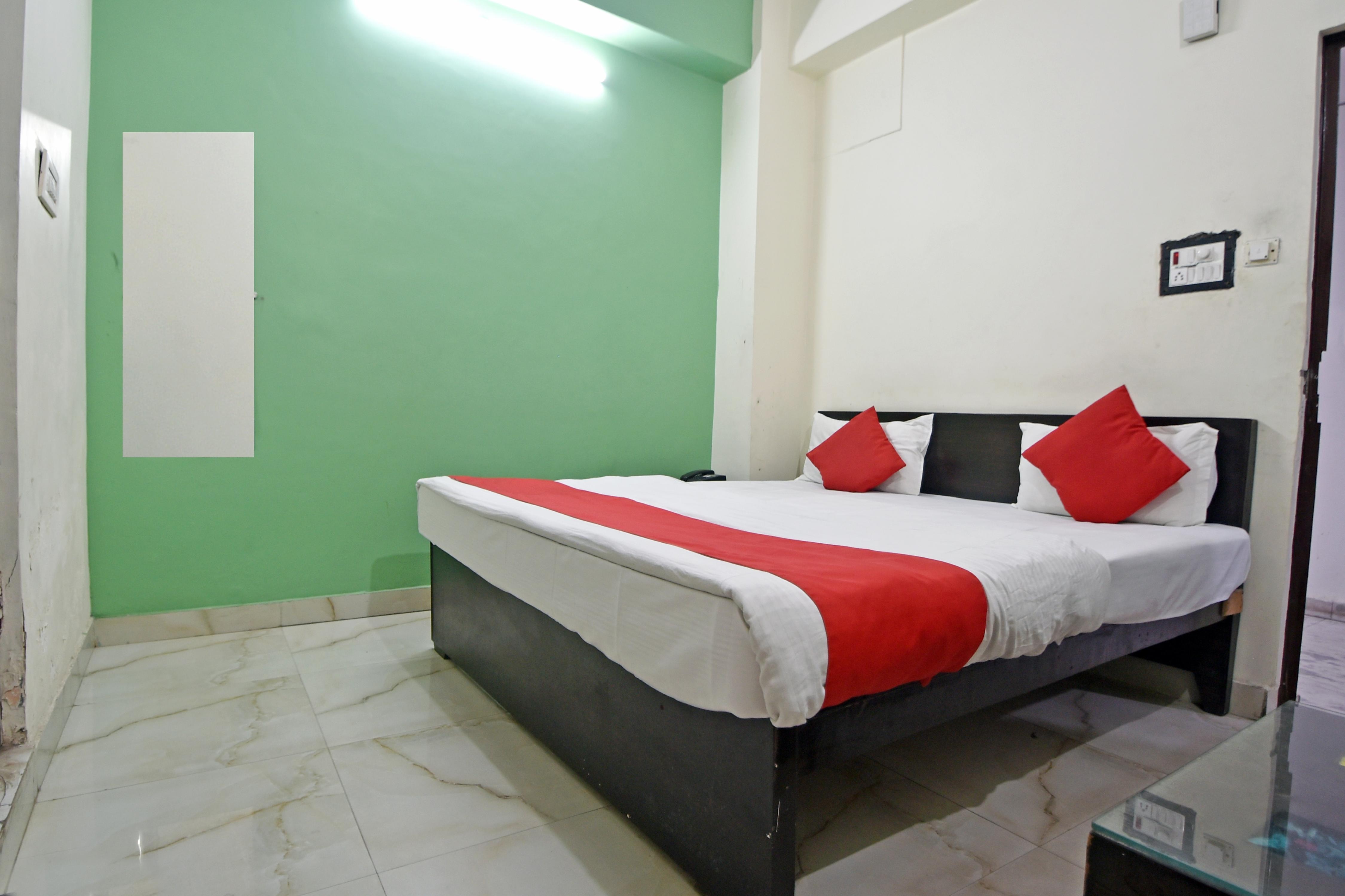 Hotel Maharaja Palace - 10 MTR from Railway station - Tap to explore photos