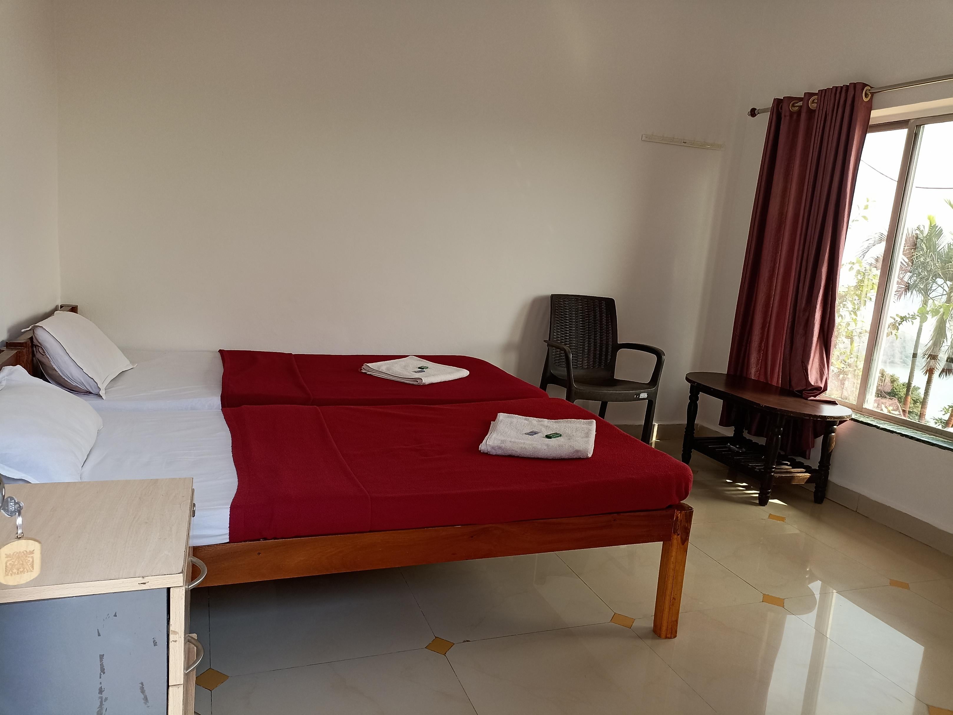 Lakeview Room 1