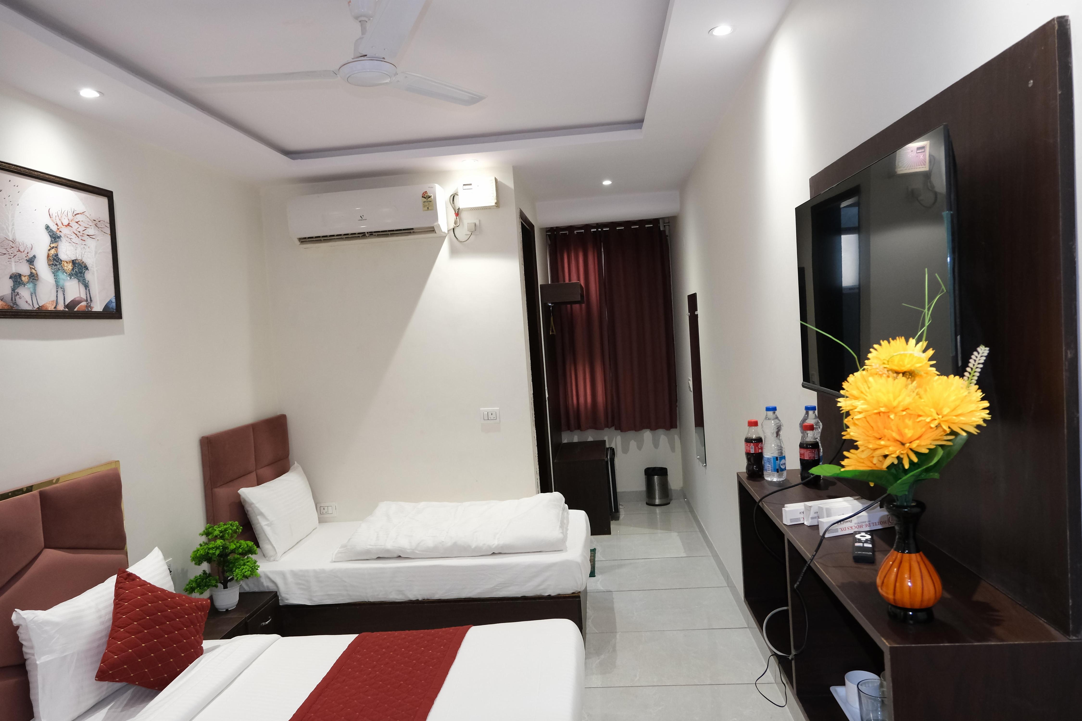 Hotel De Hocks  Deluxe @ New Delhi Railway Station - Tap to explore photos