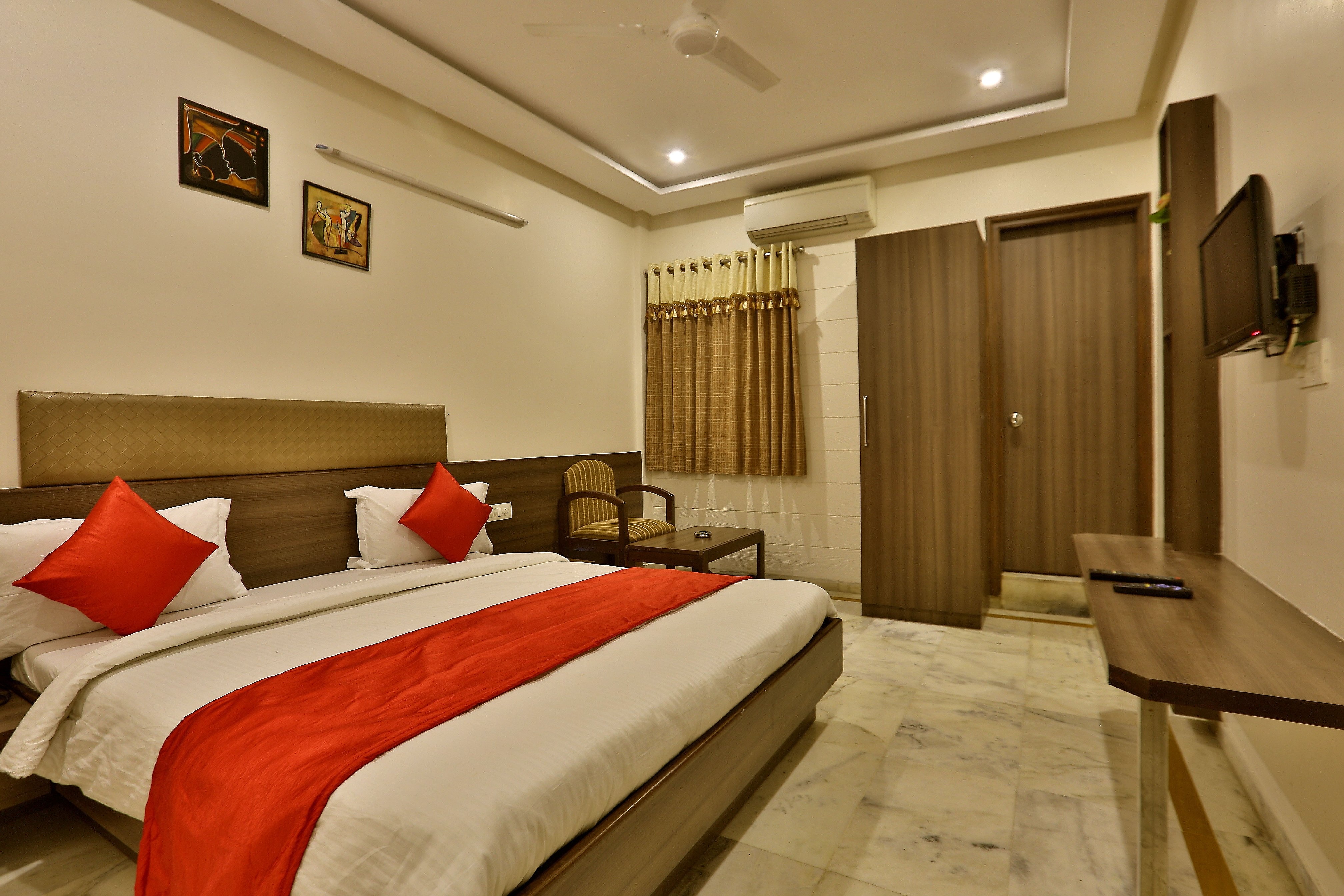 Hotel Kamran Palace - Tap to explore photos
