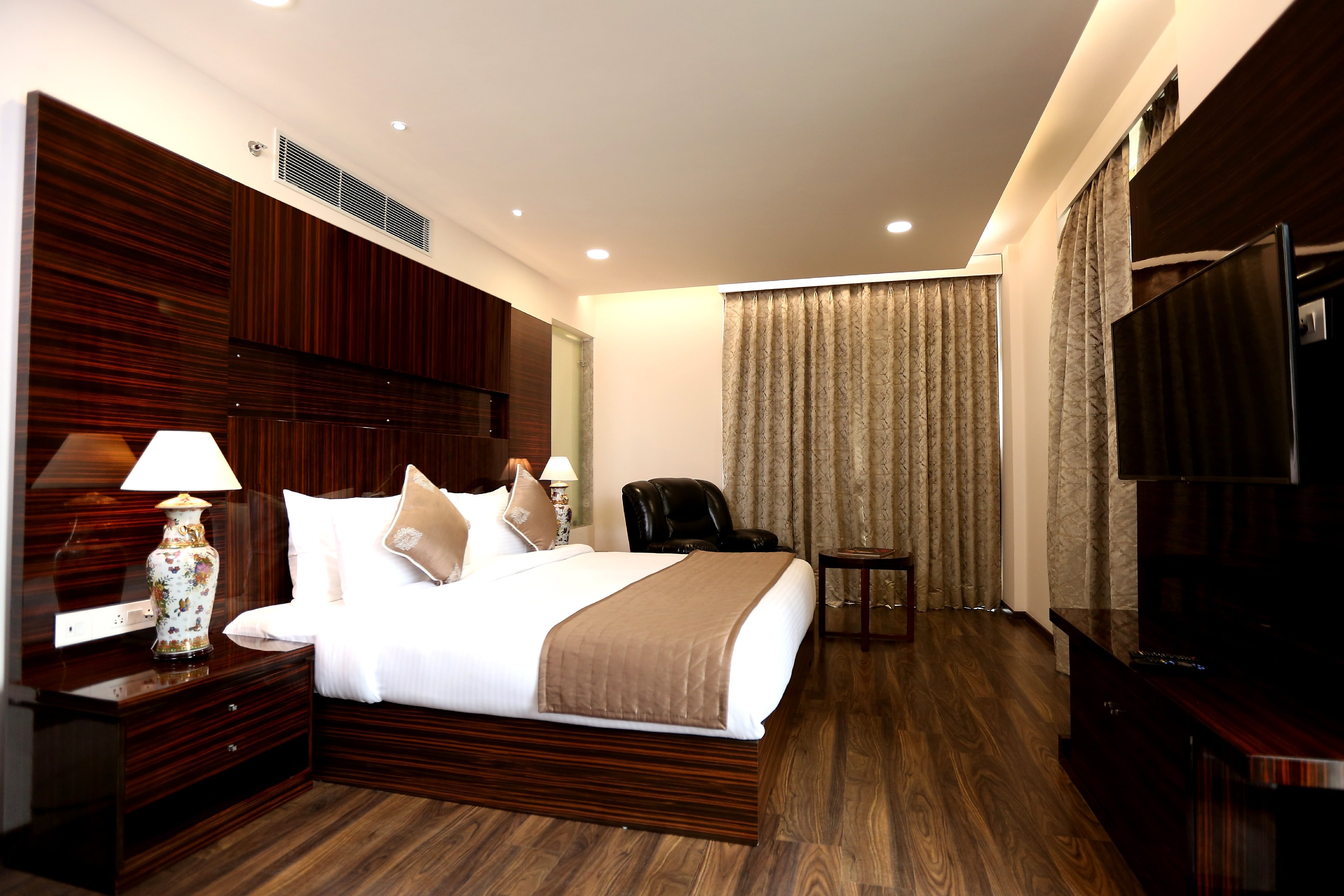 Hotel LA New Delhi - Tap to explore photos