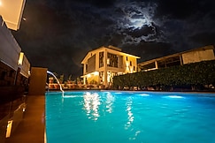 Shree Samarth Villaa | Pool & Lawn, Mahabaleshwar