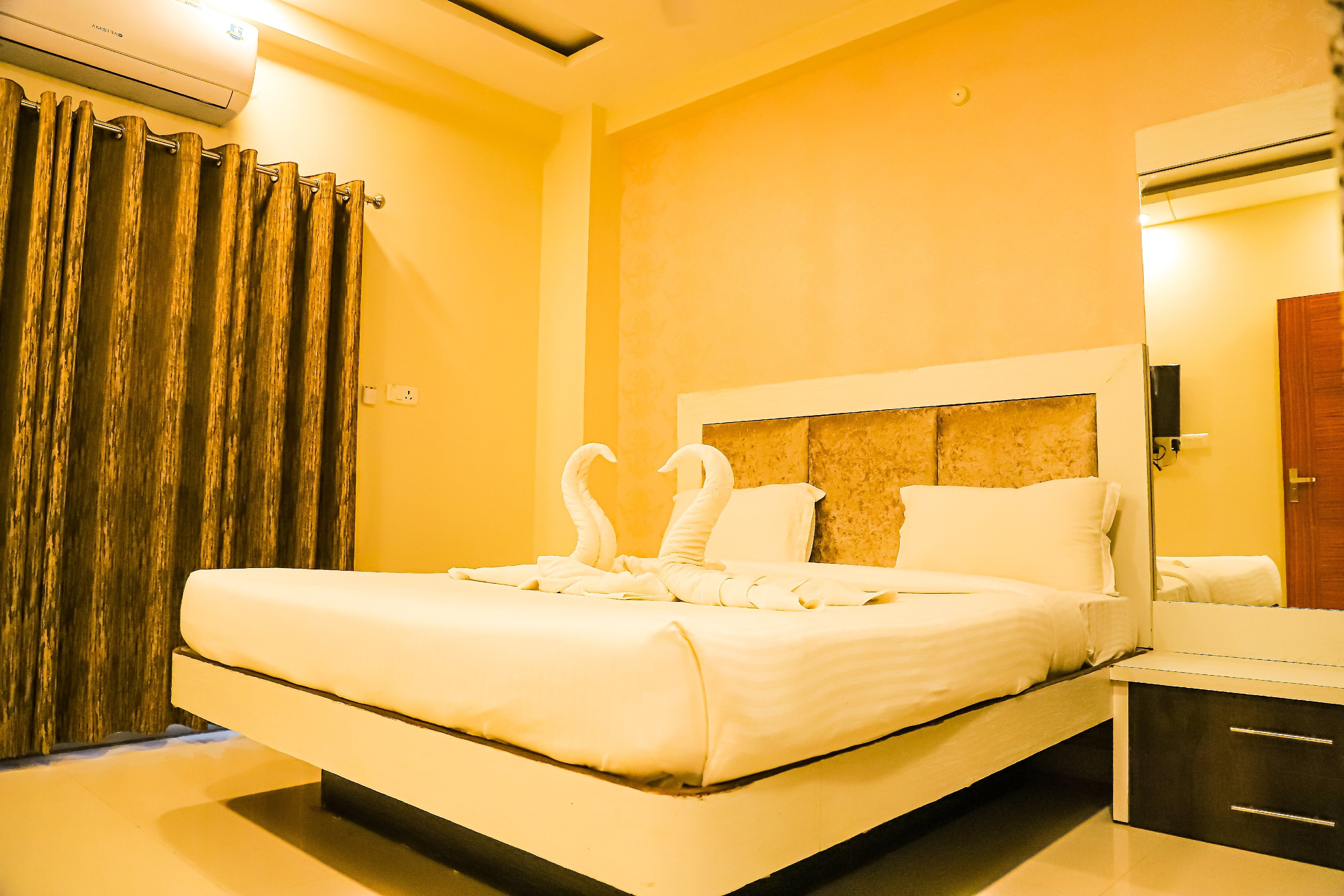 Hotel Shri Radha Nikunj Vrindavan - Tap to explore photos