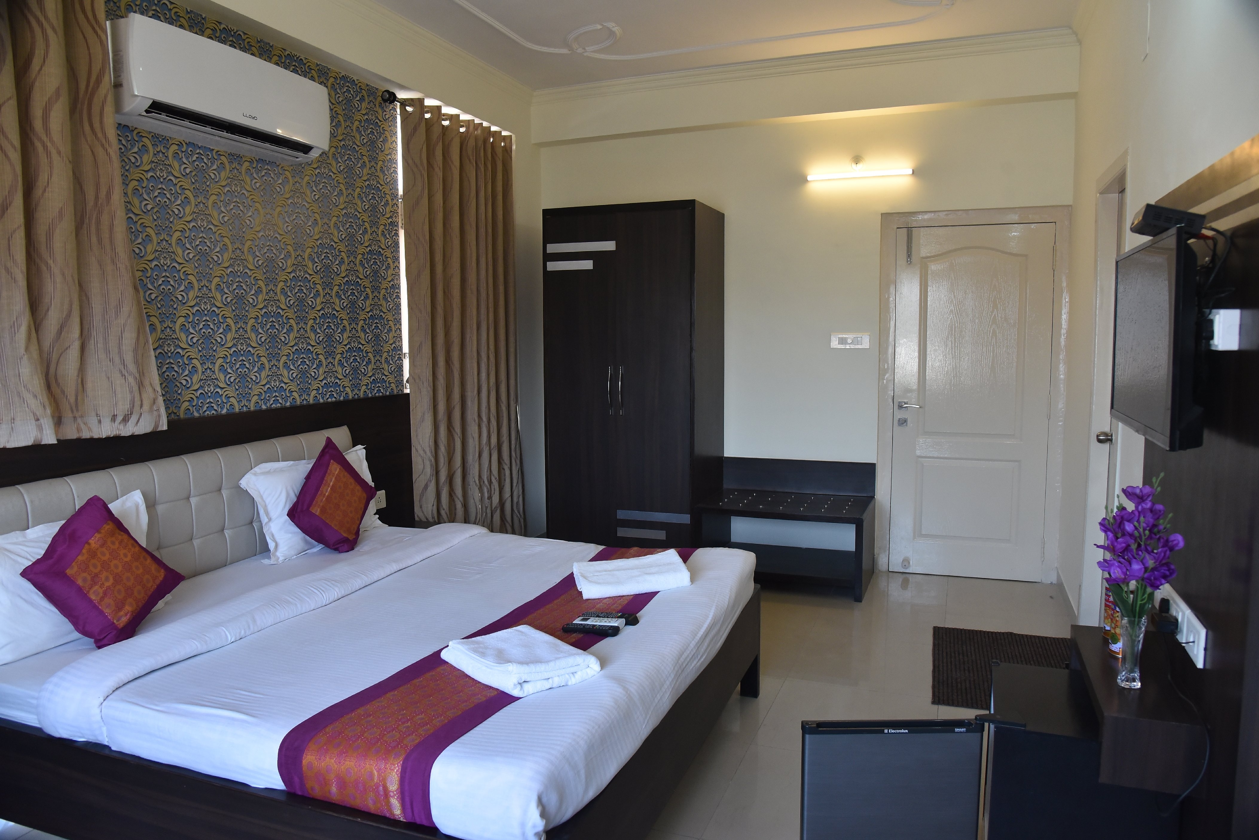 Ganga Darshnam Guest House - Tap to explore photos