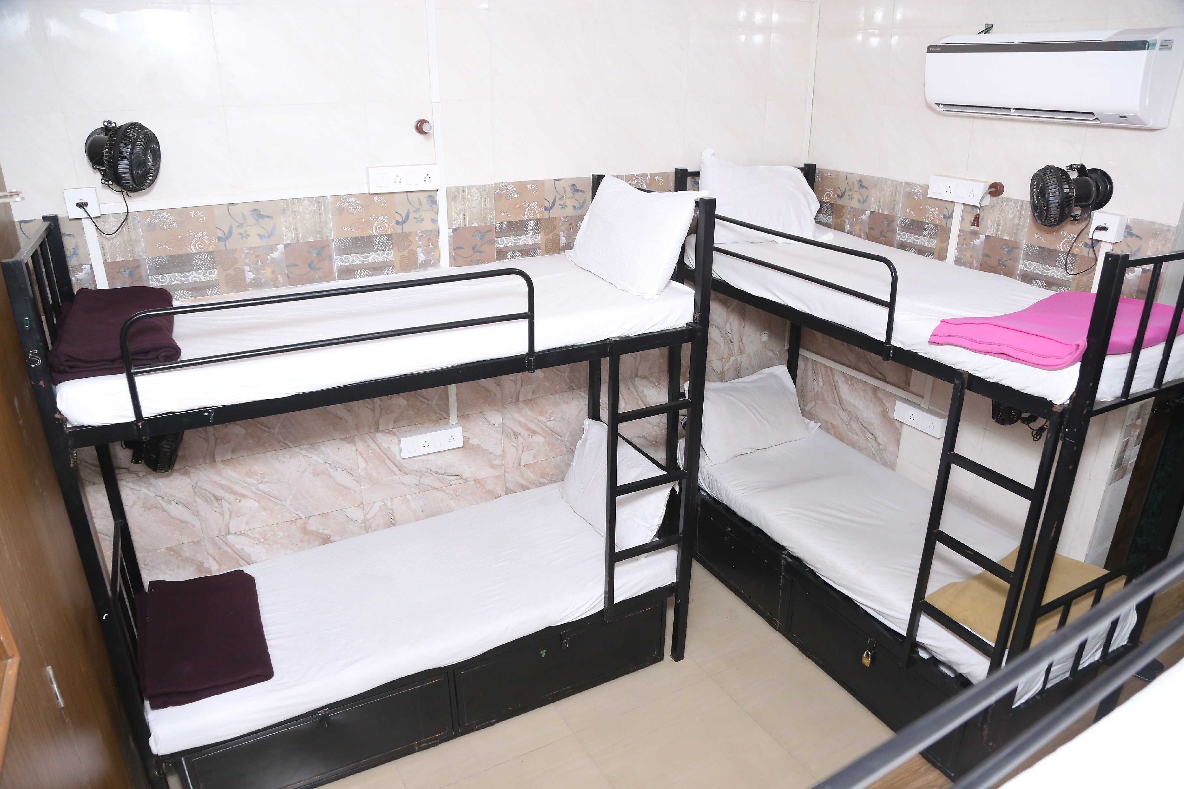 SUPER DORMITORY - Tap to explore photos